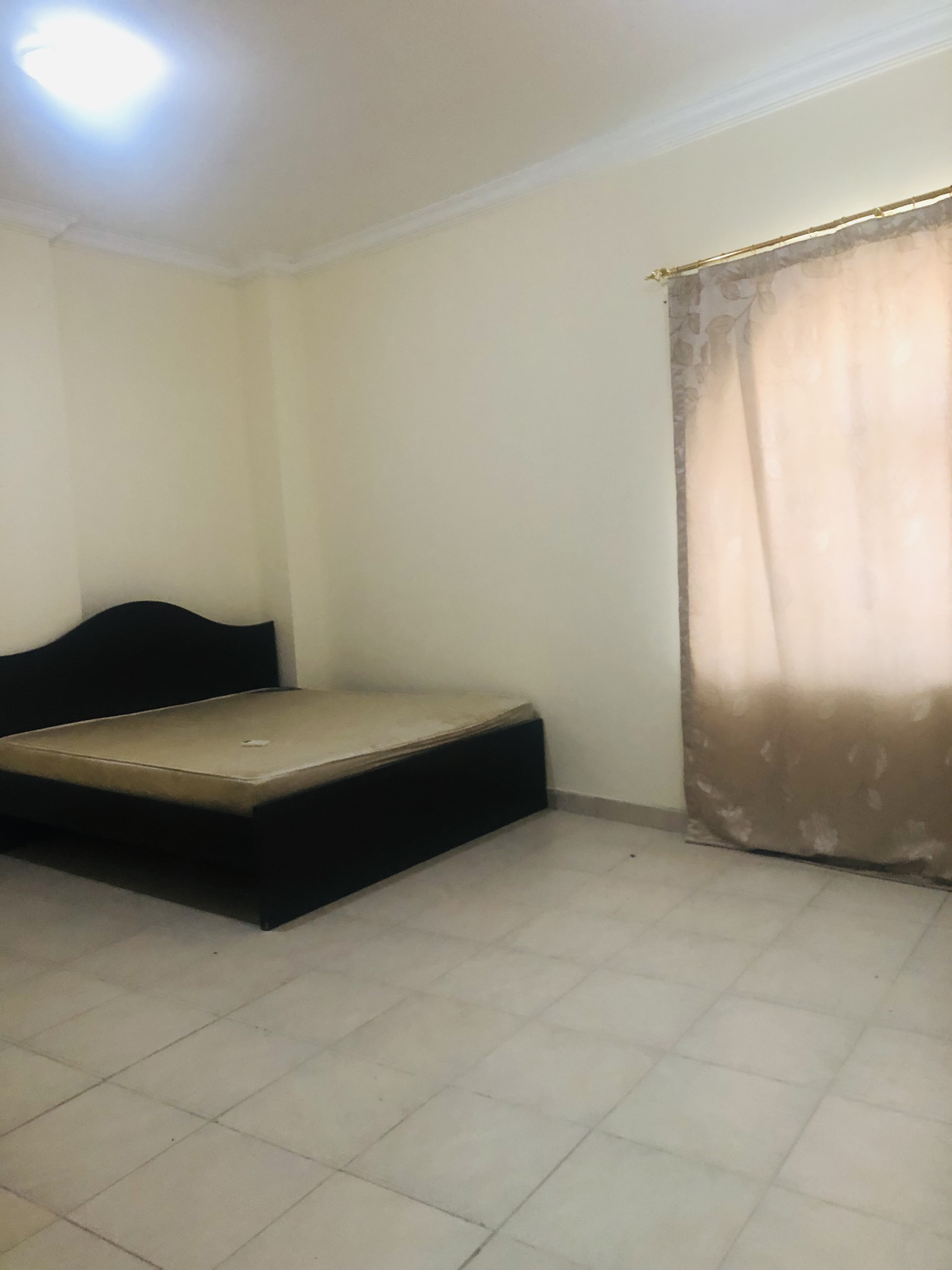 BED AND MATTRESS KING SIZE 200*190 h=15cm GOOD CONDITION LIKE NEW  - Image 6