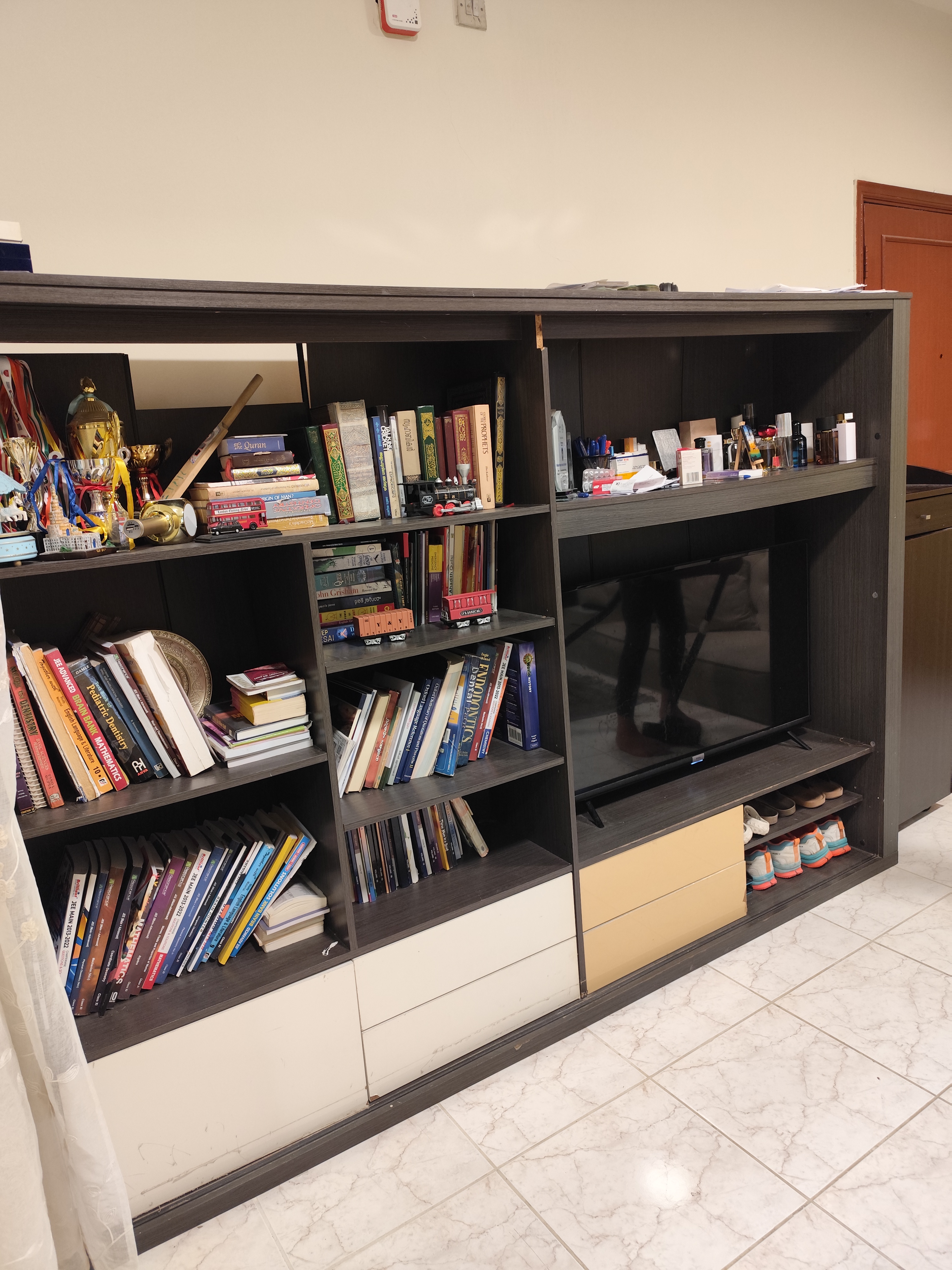 TV and book stand - Image 2