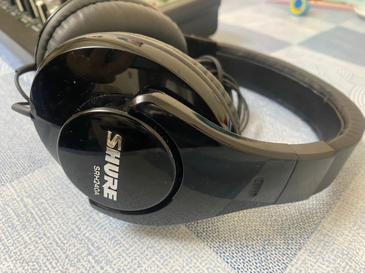 Shure -  professional quality headphone - Image 2
