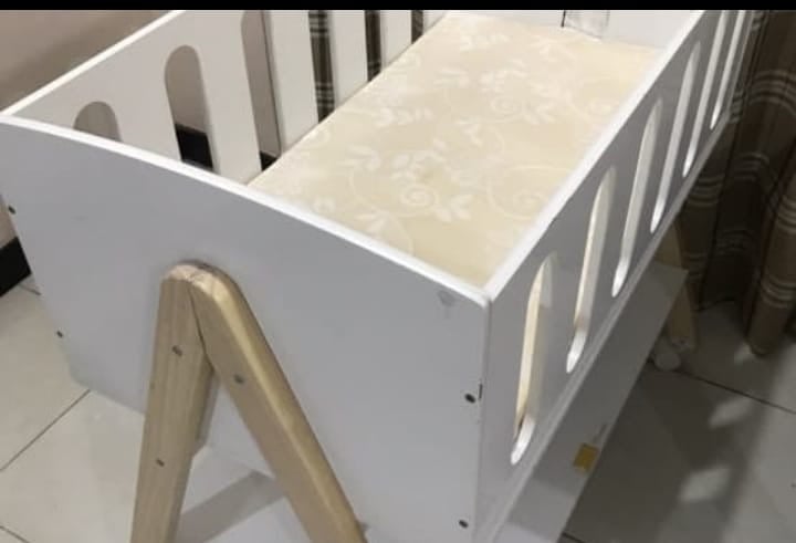 Premium Zoe Baby Cradle + Mattress – Excellent Condition! - Image 4