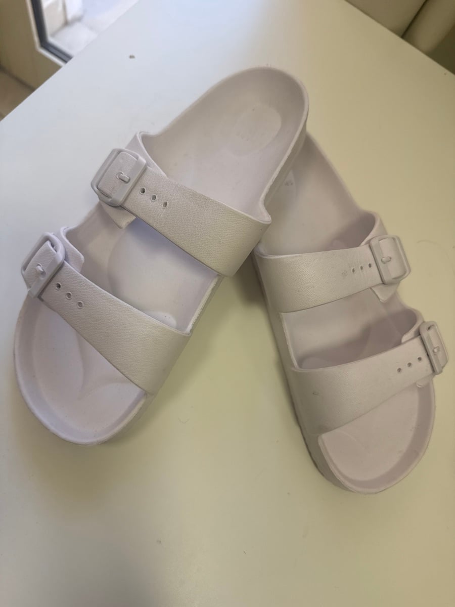 Slippers size 43 - Image 1