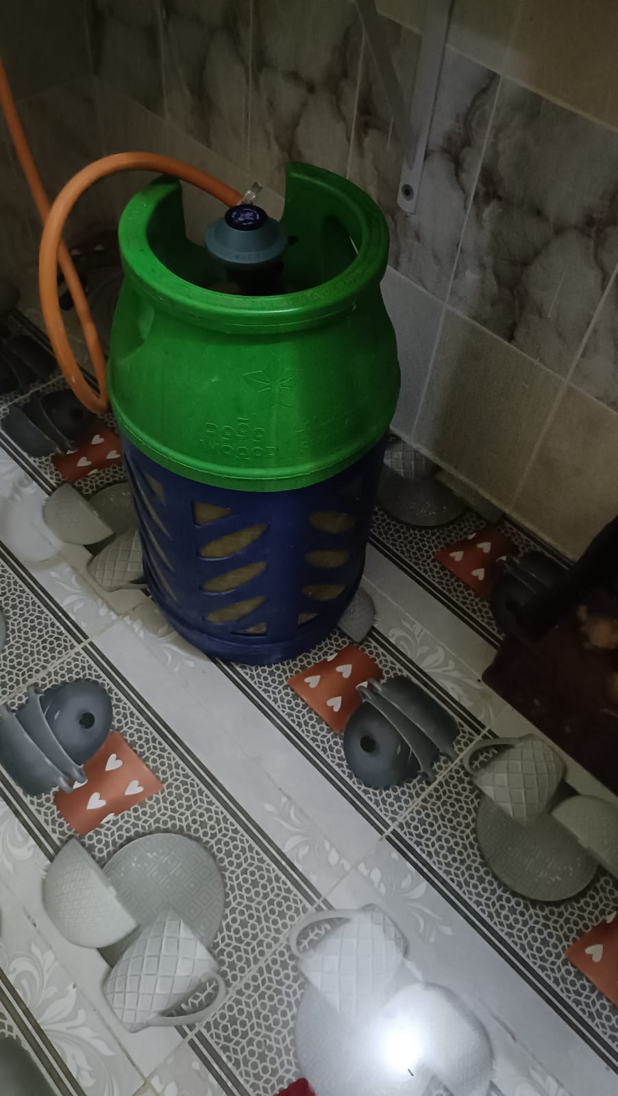 gas cylinders and cooker  - Image 2
