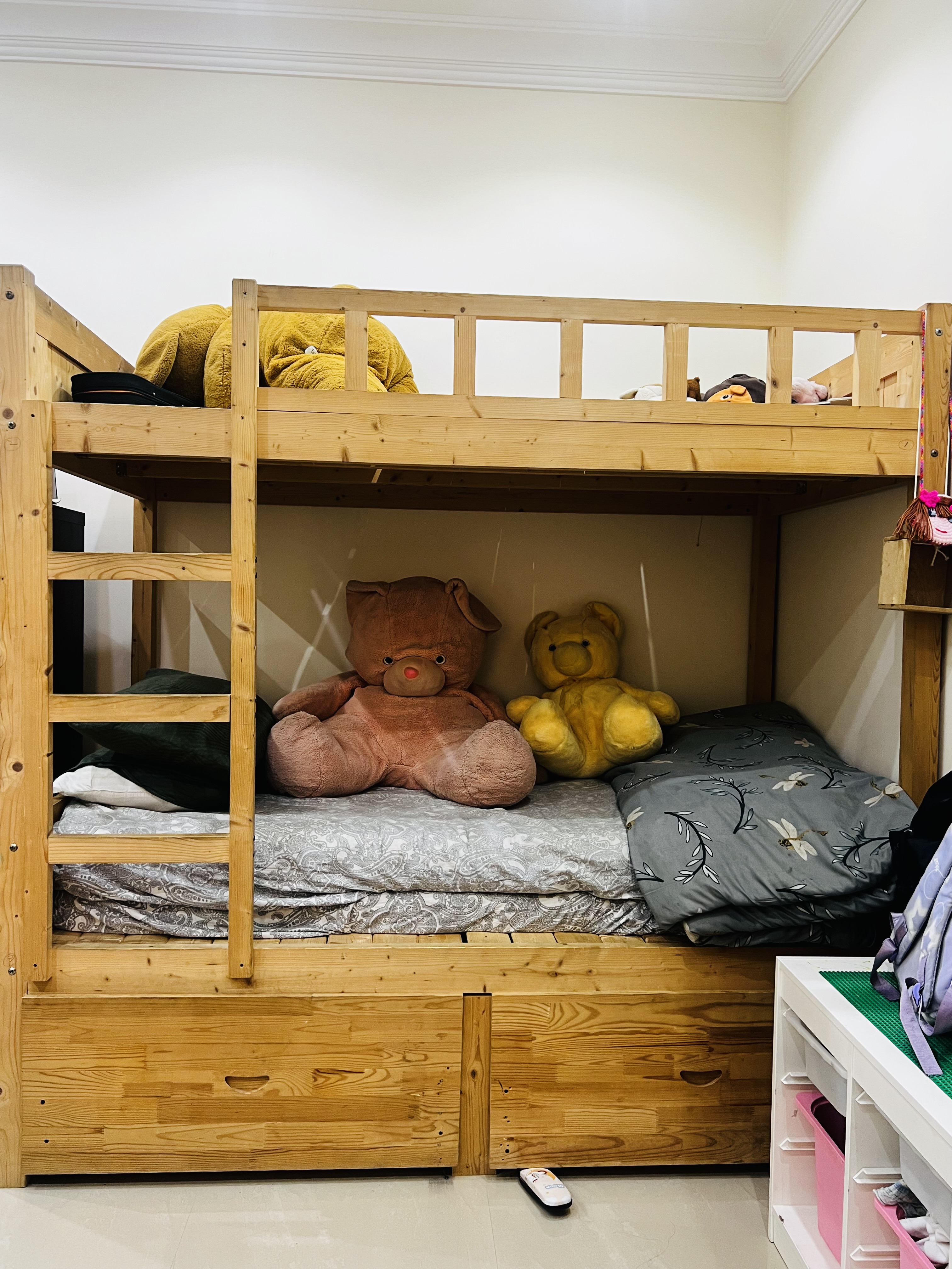 Bunk bed with two storage units - Image 1
