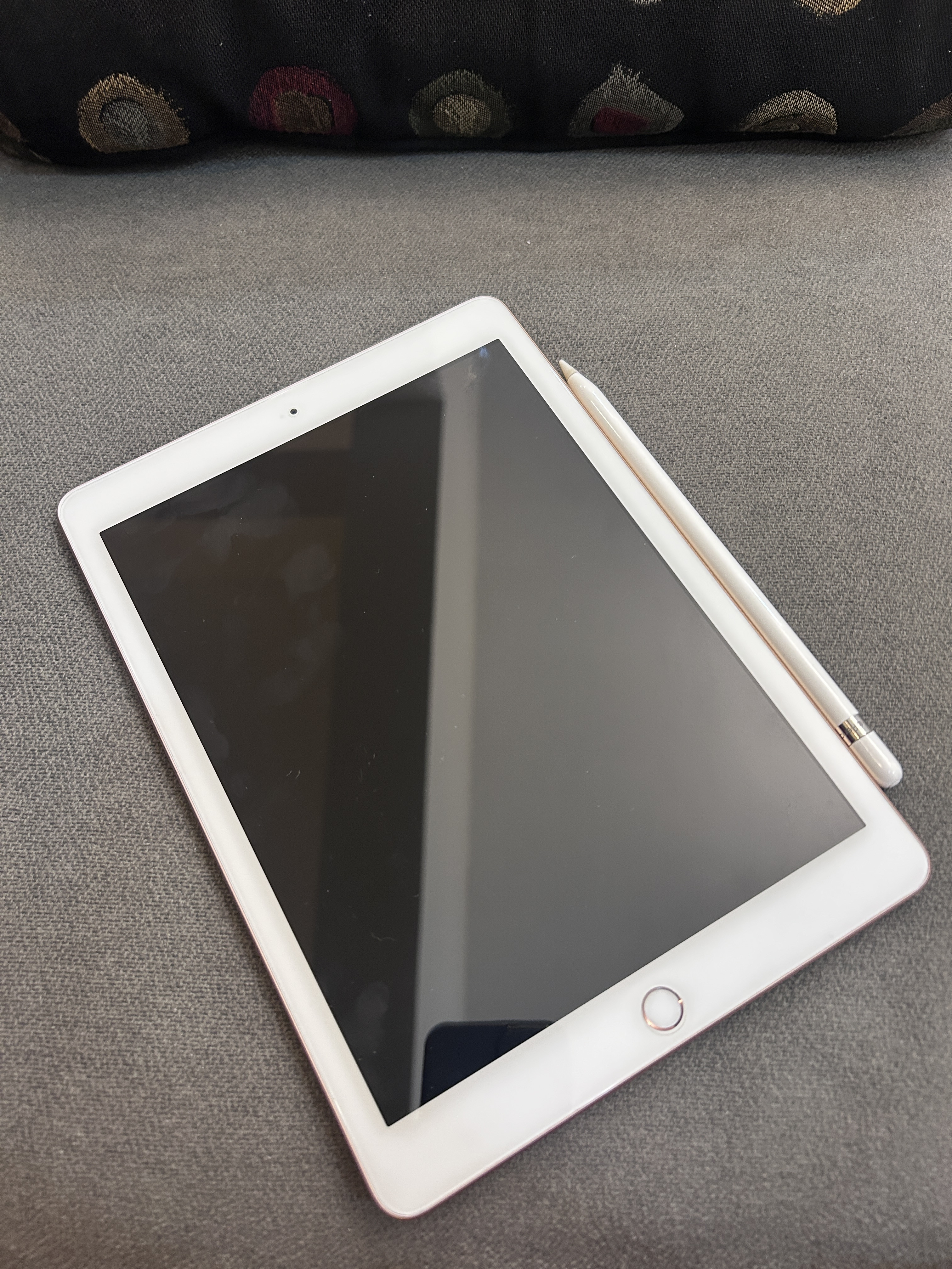 Ipad air - 6th gen - excellent condition - with original apple pen - Image 1