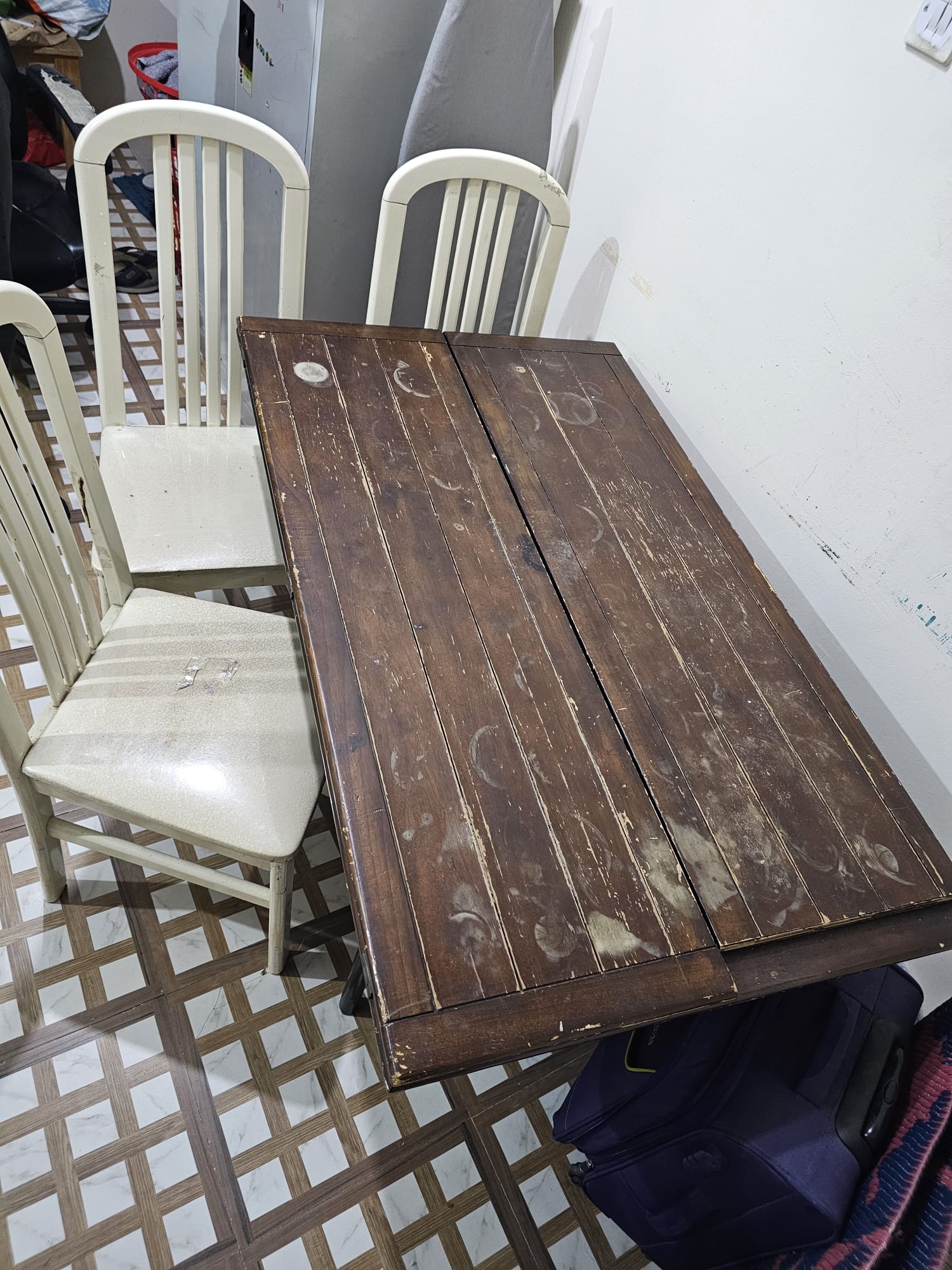 Dining table with 3 chairs and a mixer grinder - Image 3