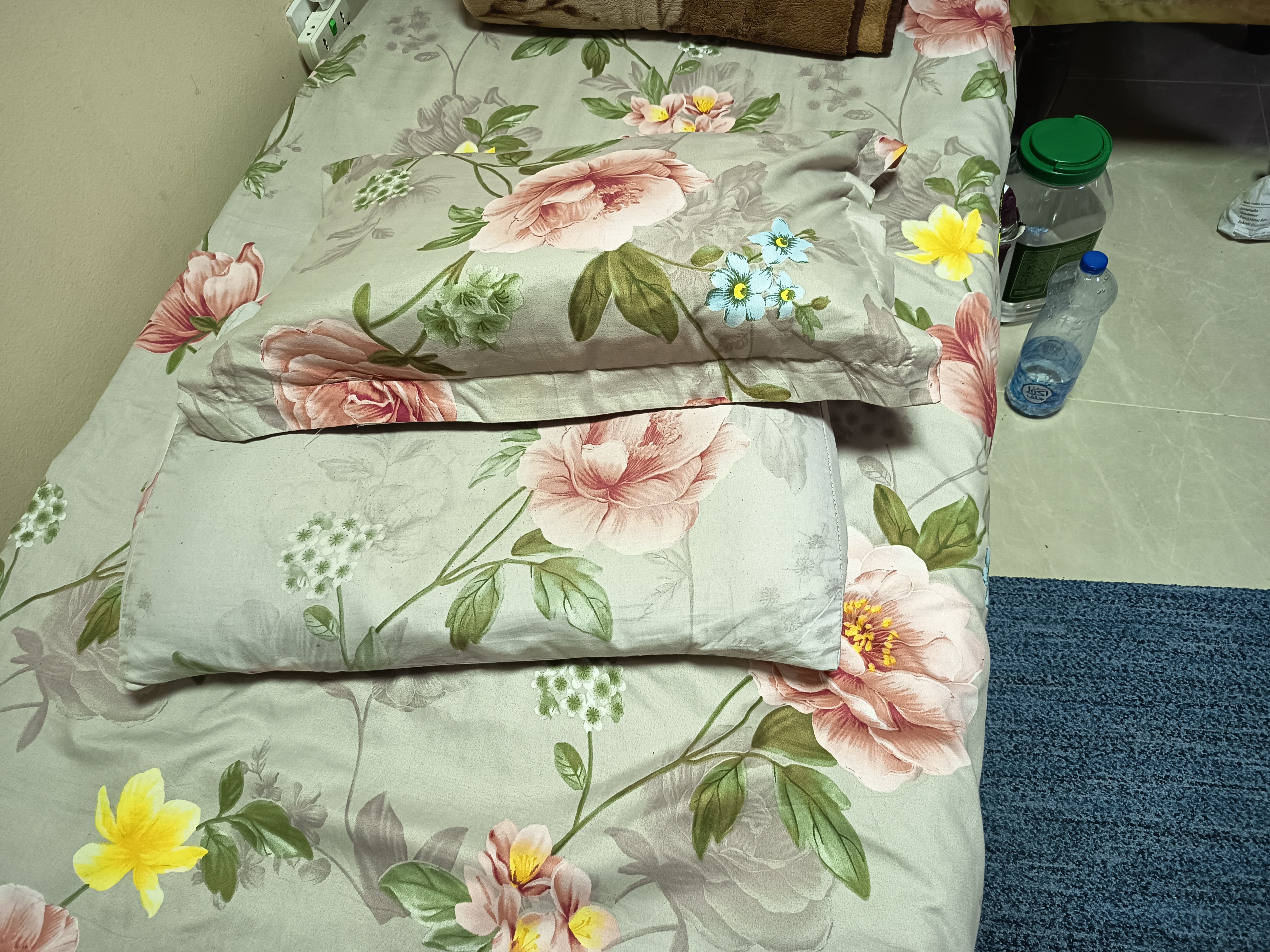 Blanket with Pillows  - Image 2