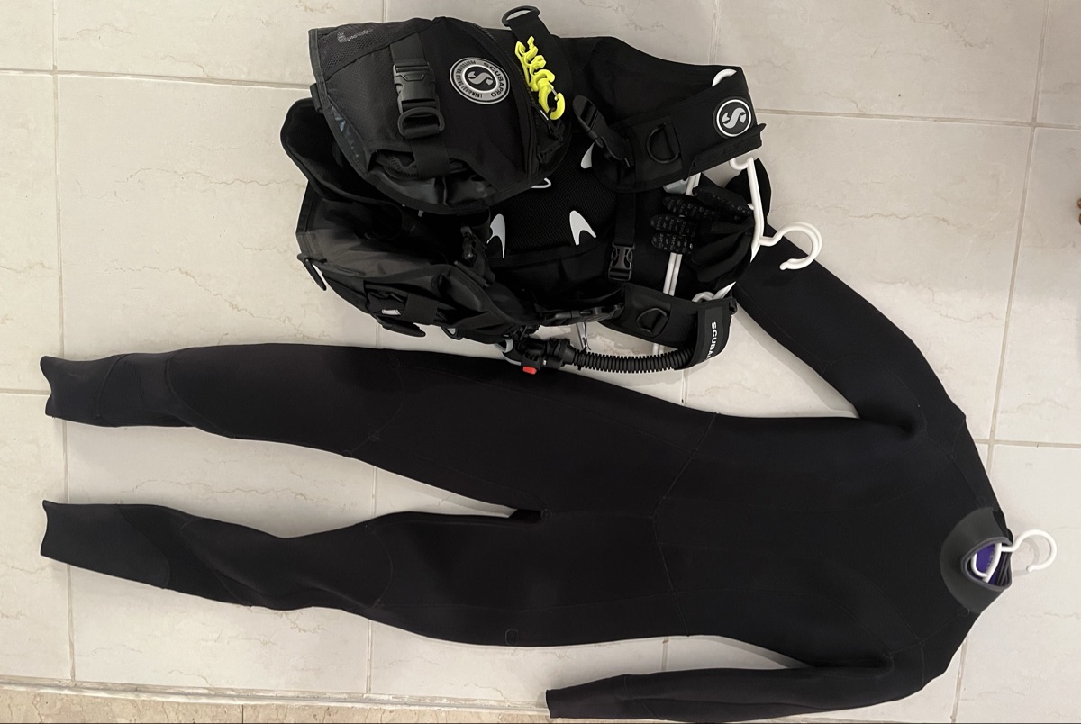 Scuba diving wetsuit and BCD - Image 1