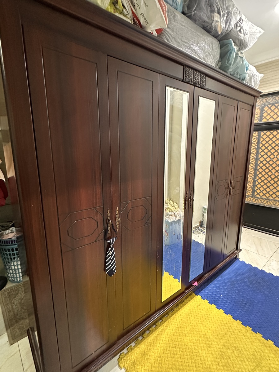 6 Door Wardrobe with mirror - Image 1