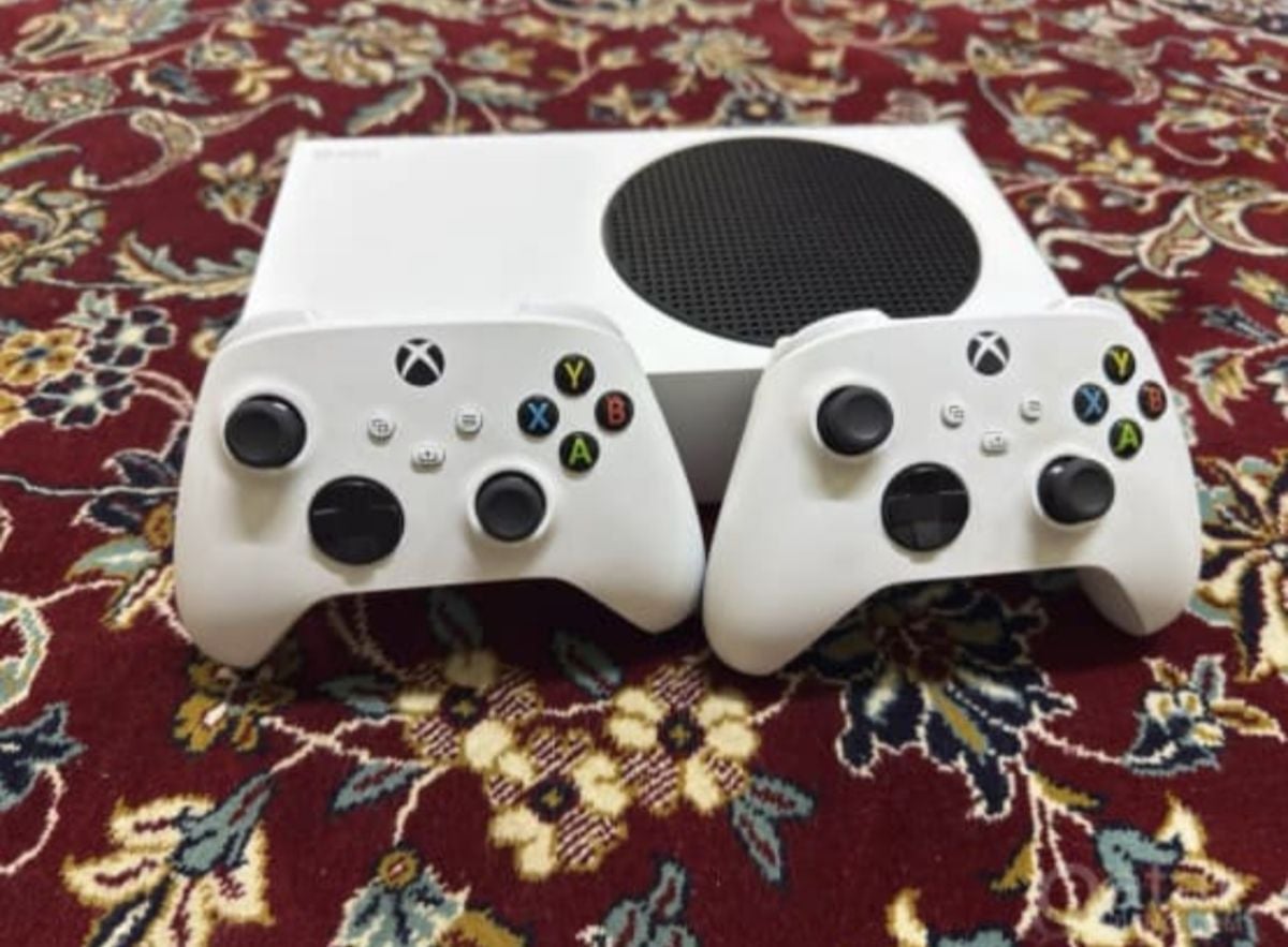 X box s with 2 orginal controller with box 4k - Image 1