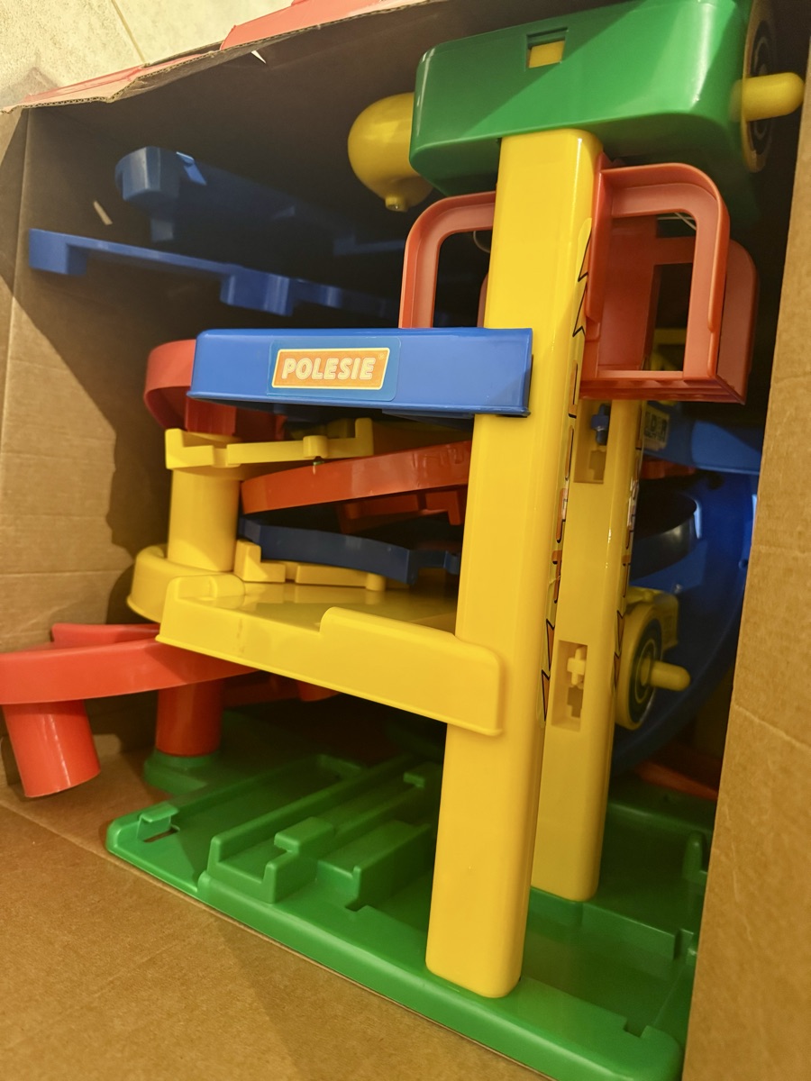 Wader car garage/wash/fuel station toy - Image 3