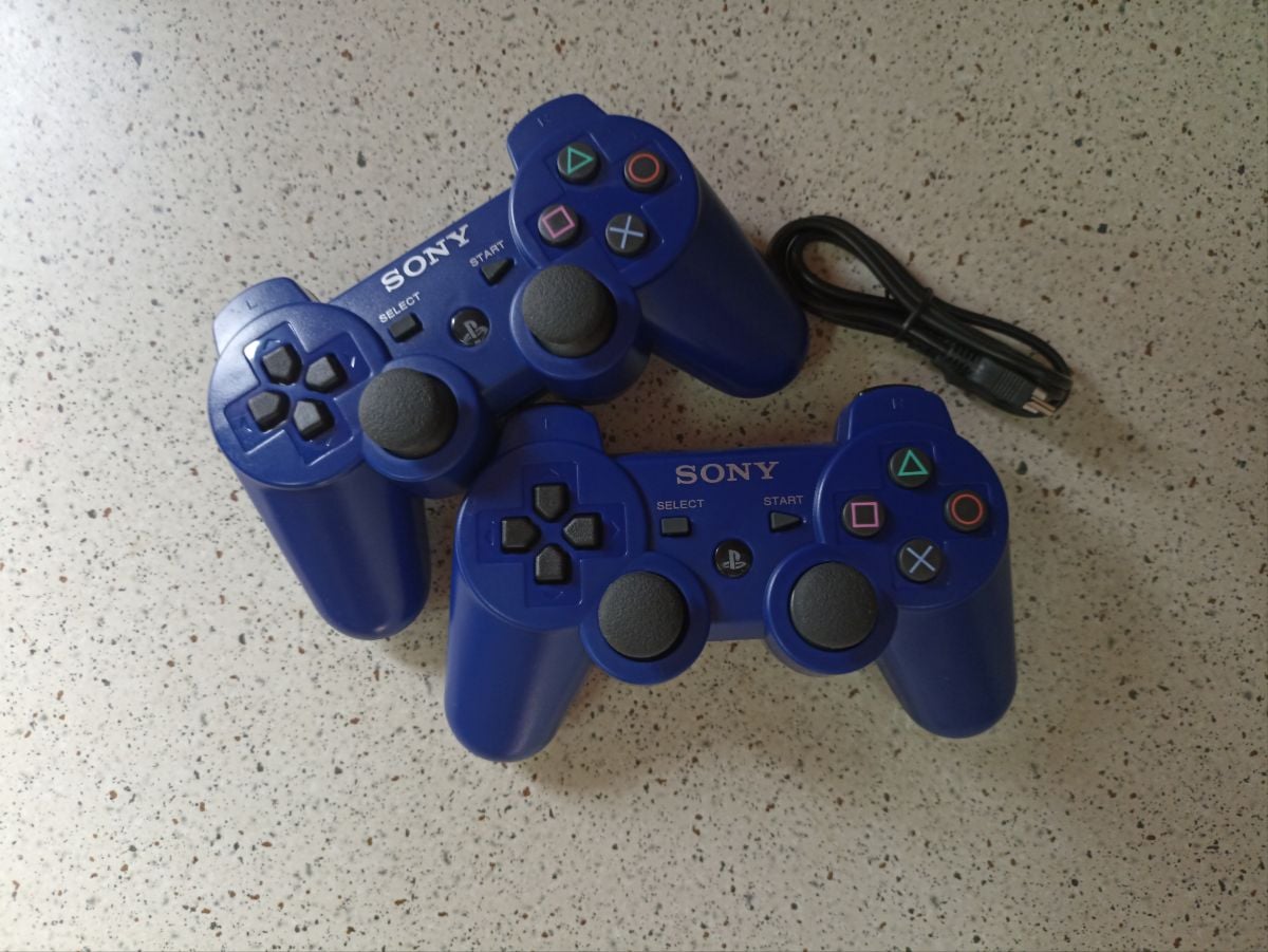 ( 2 pices ) (brand new ) PlayStation 3 controllers with wire - Image 1