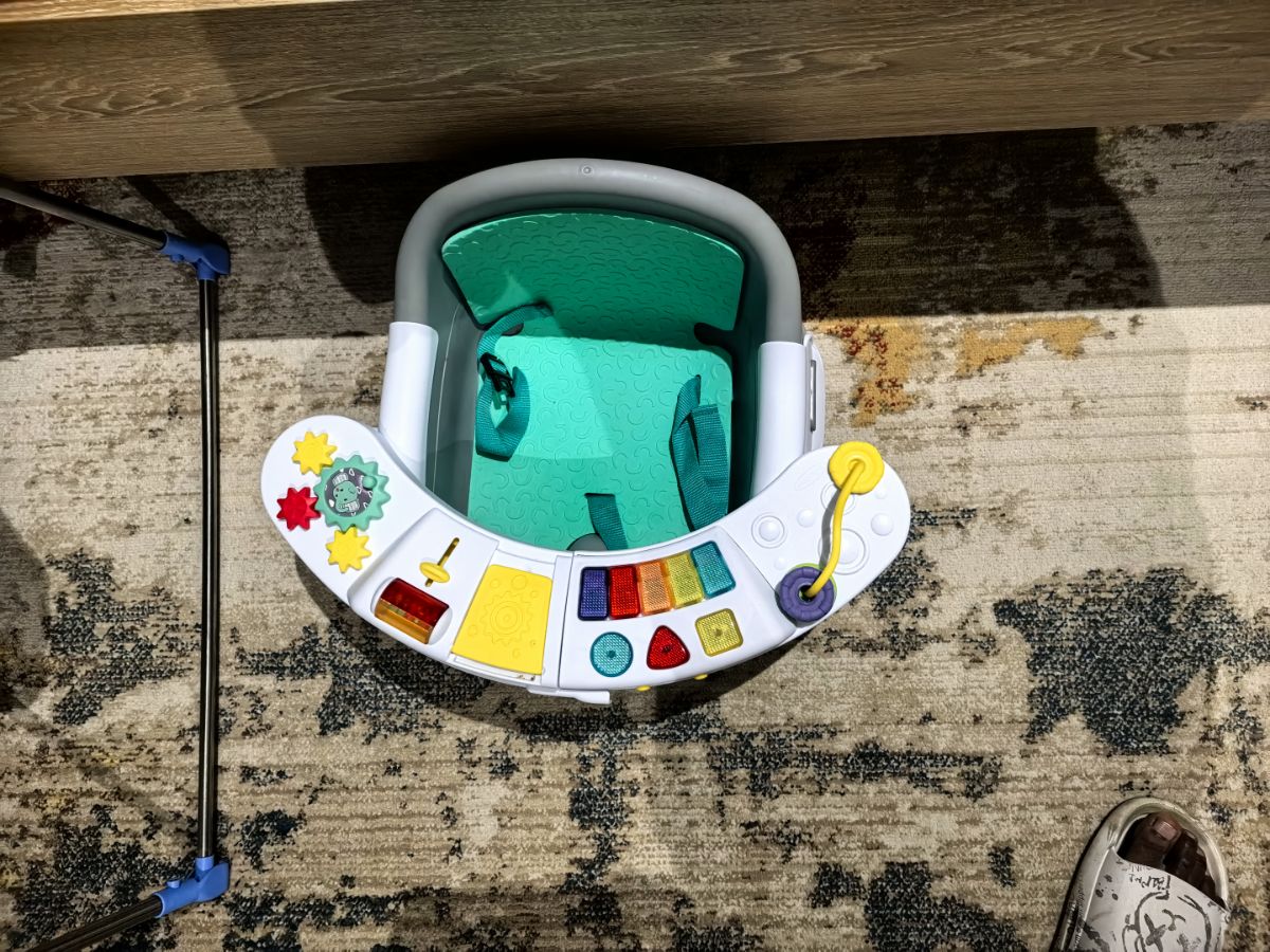 Infantino baby seat and music - Image 4