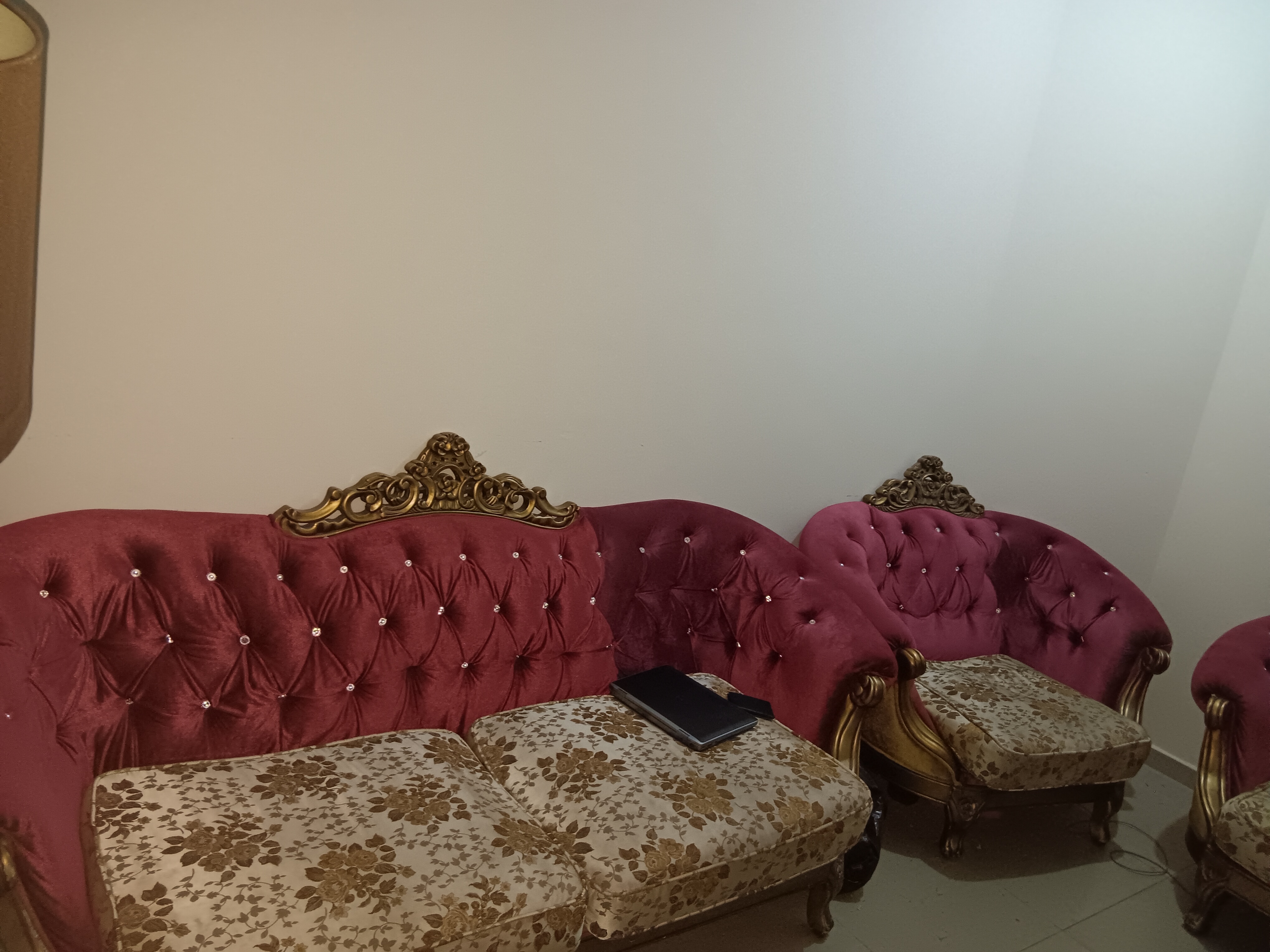 LUXURY SOFA 4 SALE 4 PCS طقم كنب فخم للبيع - Image 4