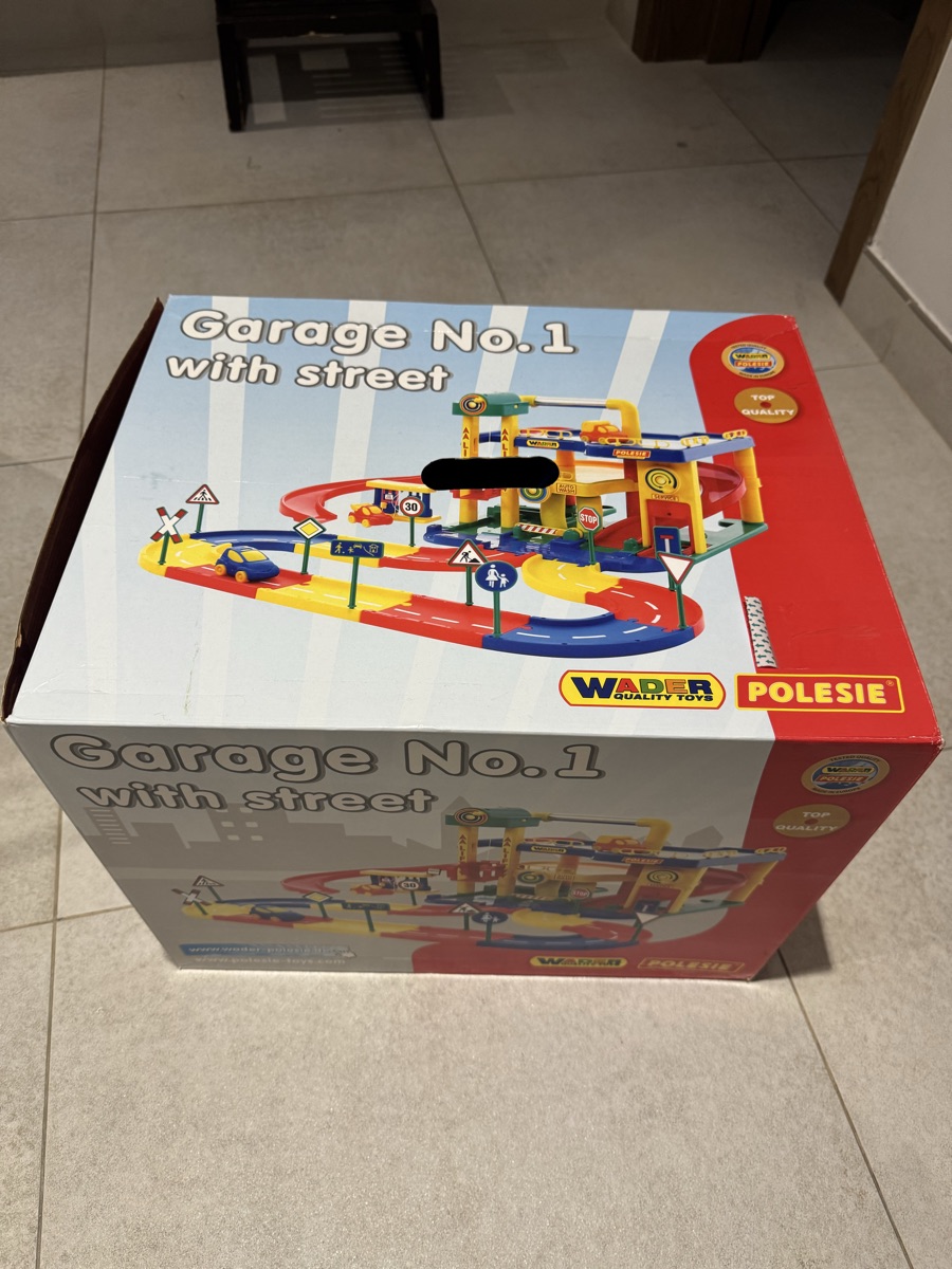 Wader car garage/wash/fuel station toy - Image 4