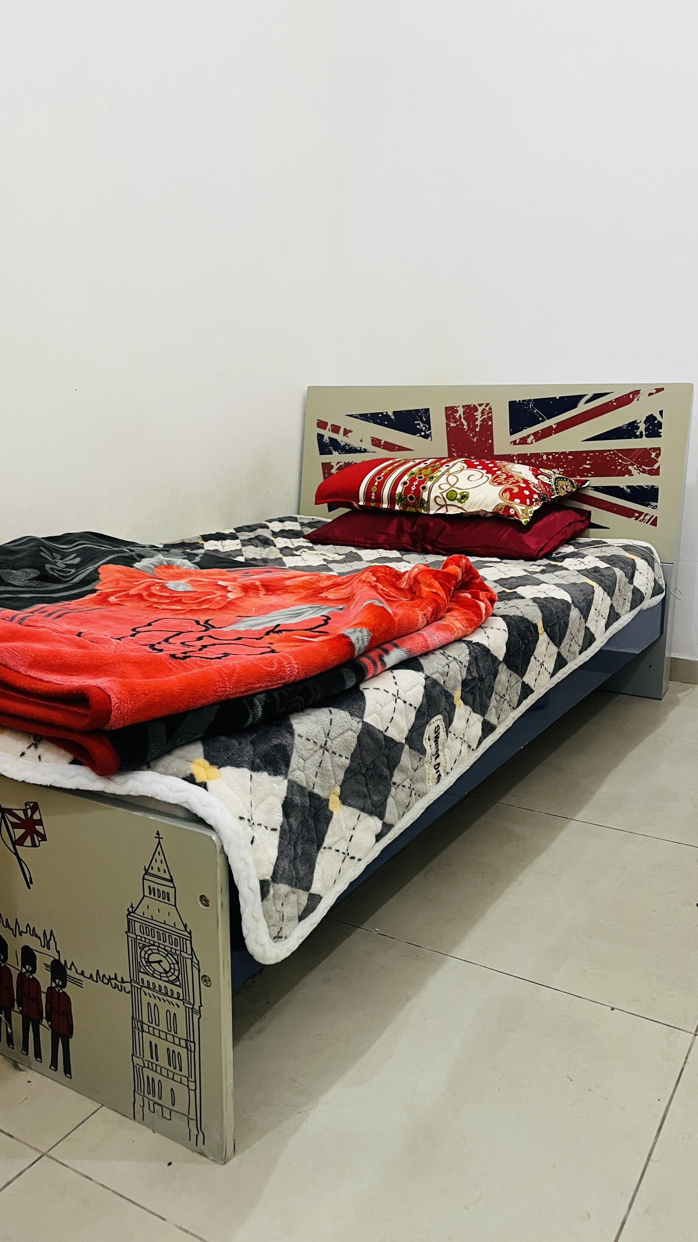 Single wooden bed for sale - Image 1