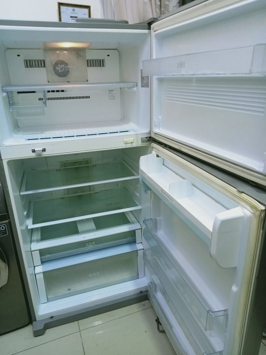 LG refrigerator available for sale - Image 2