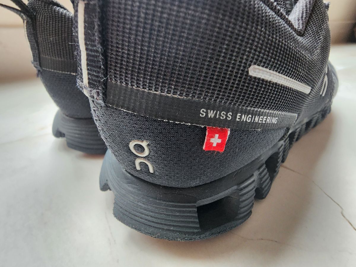 "On" boys trainers in good condition 450 QR - Image 1