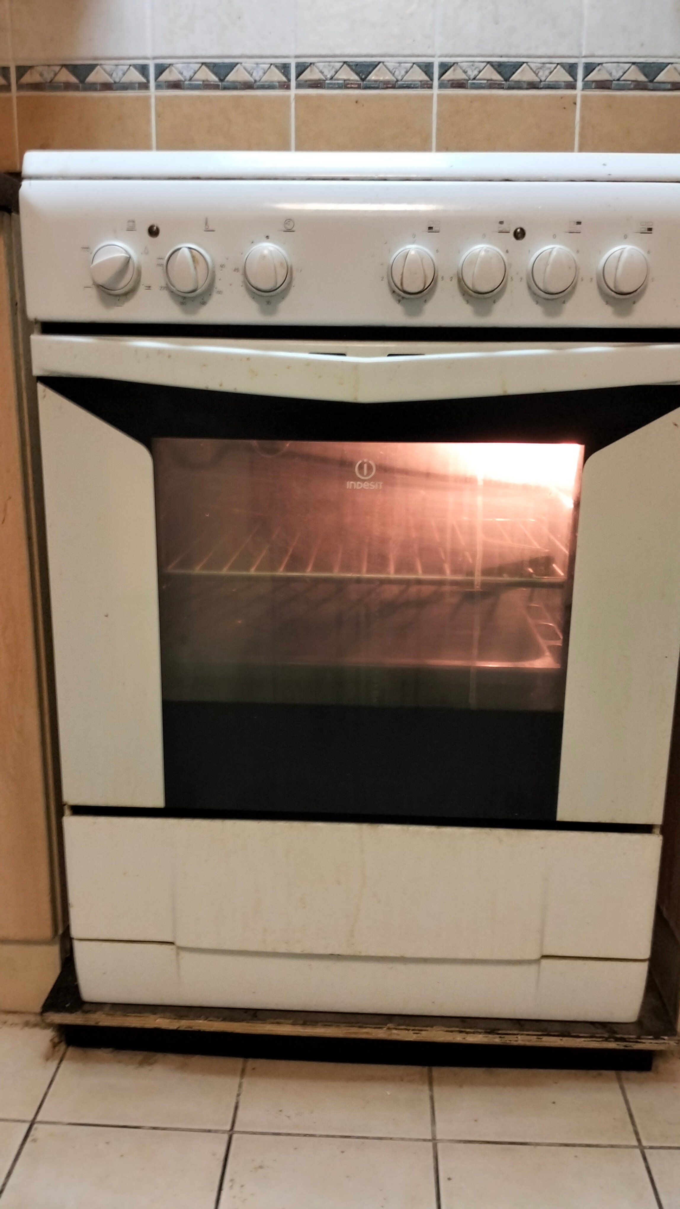 Urgent Indesit electric freestanding cooker with Oven for sale - Image 3