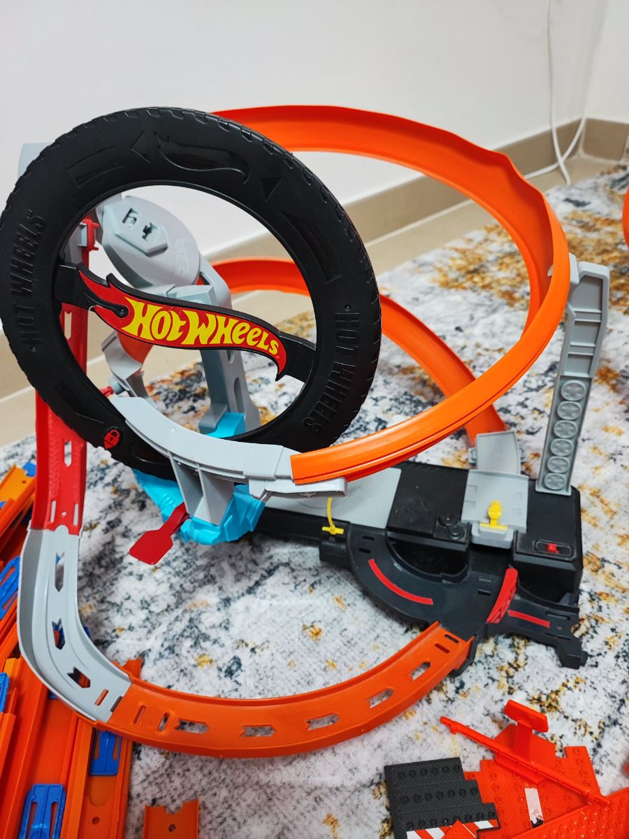 Hot Wheels Bundle - circuits, trucks & track! - Image 2