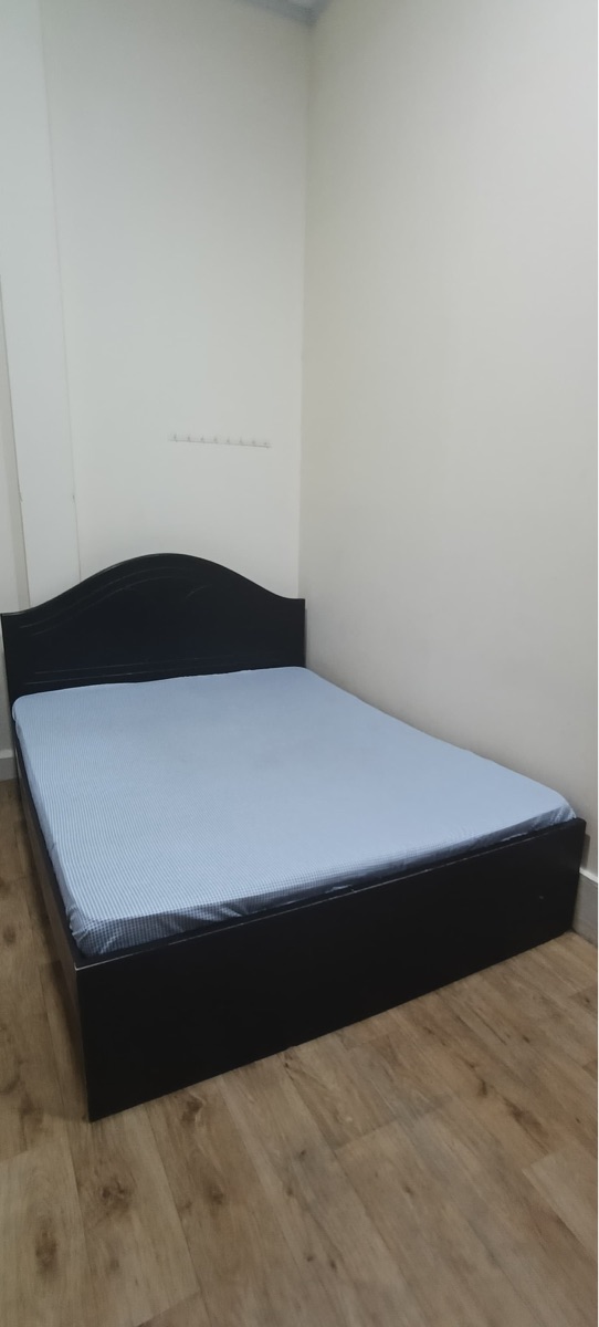 Queen size bed and mattress - Image 3