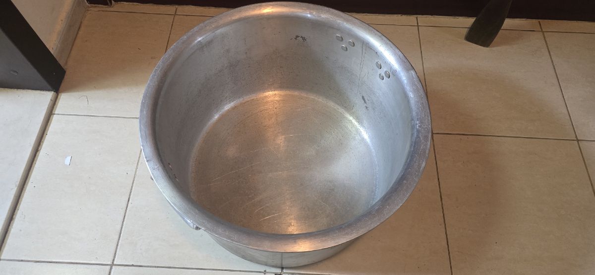 Big size Cooking Pot / Stewpot with lid and long wooden stir for sale - Image 4