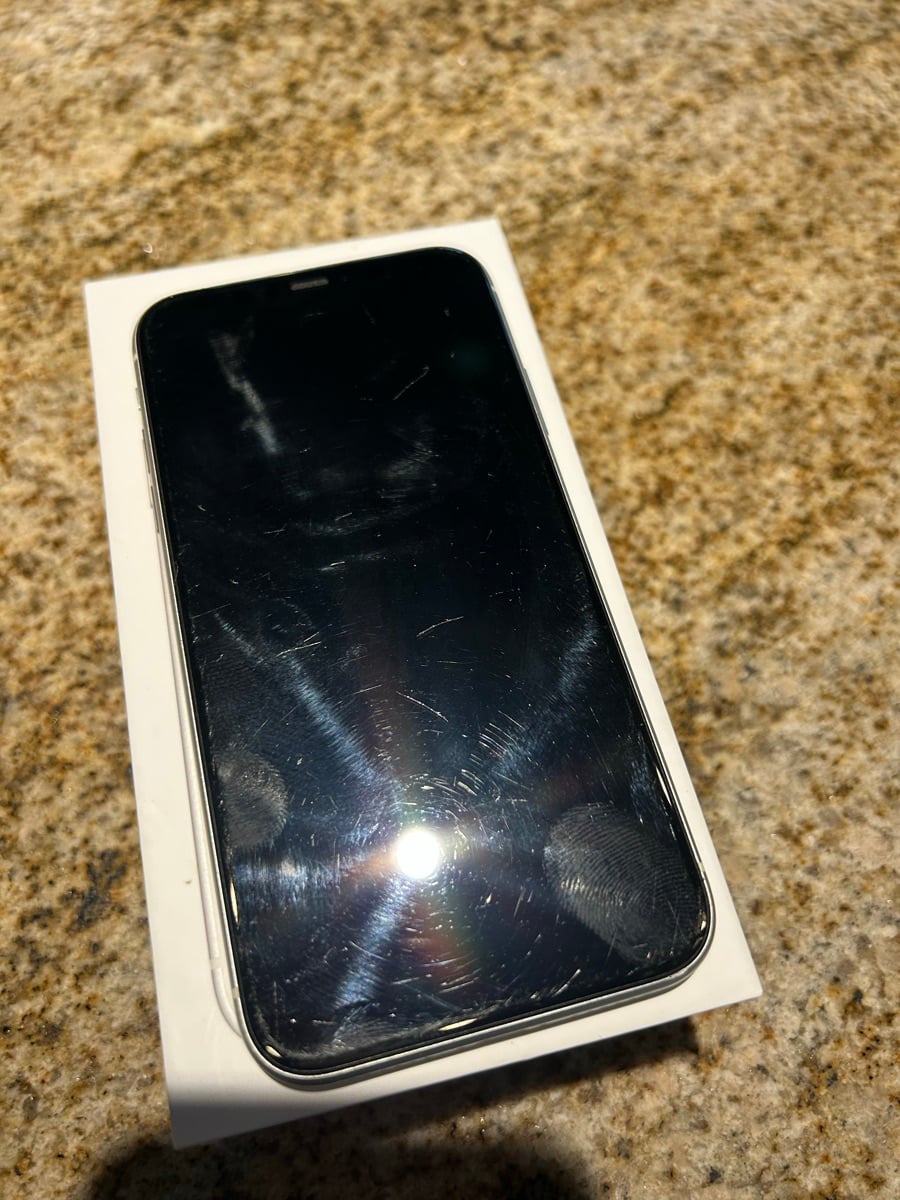 iPhone 11 white 128gb - Image 4