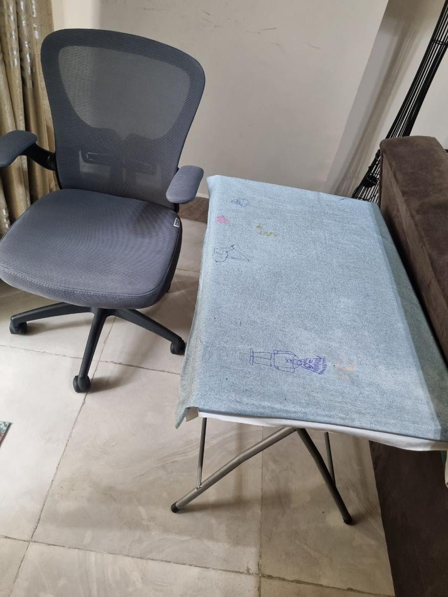 Table and chair - Image 3
