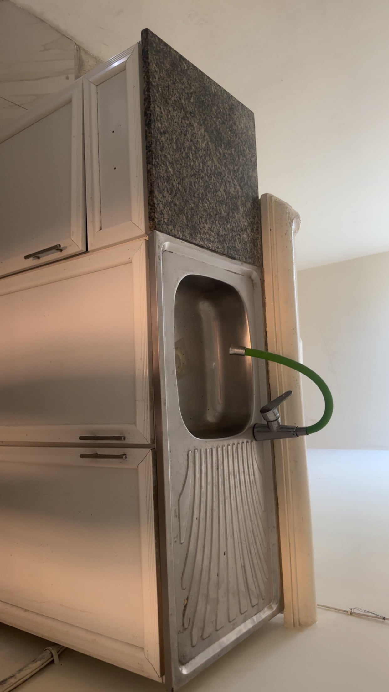 Cabinet with sink - Image 1