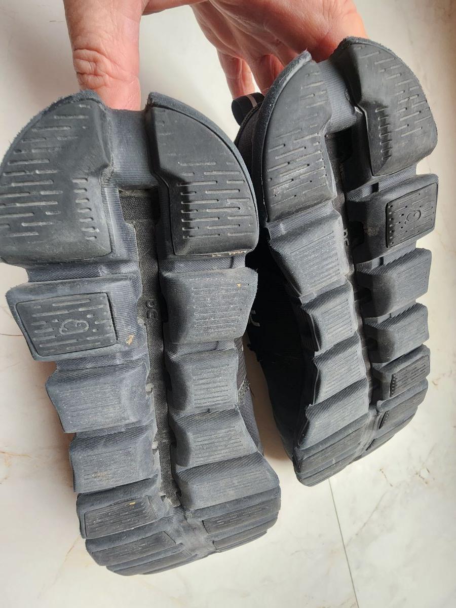 "On" boys trainers in good condition 450 QR - Image 8