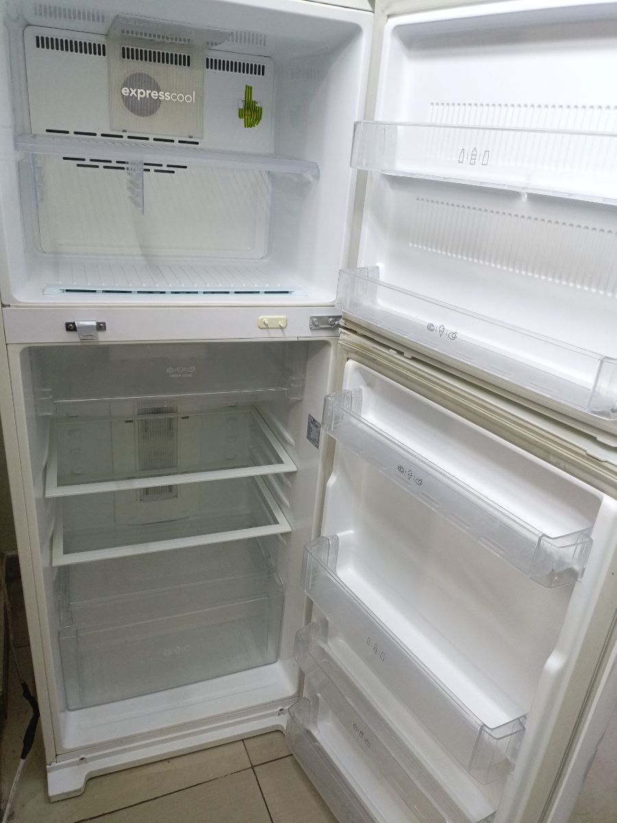 Lg refrigerator - Image 2