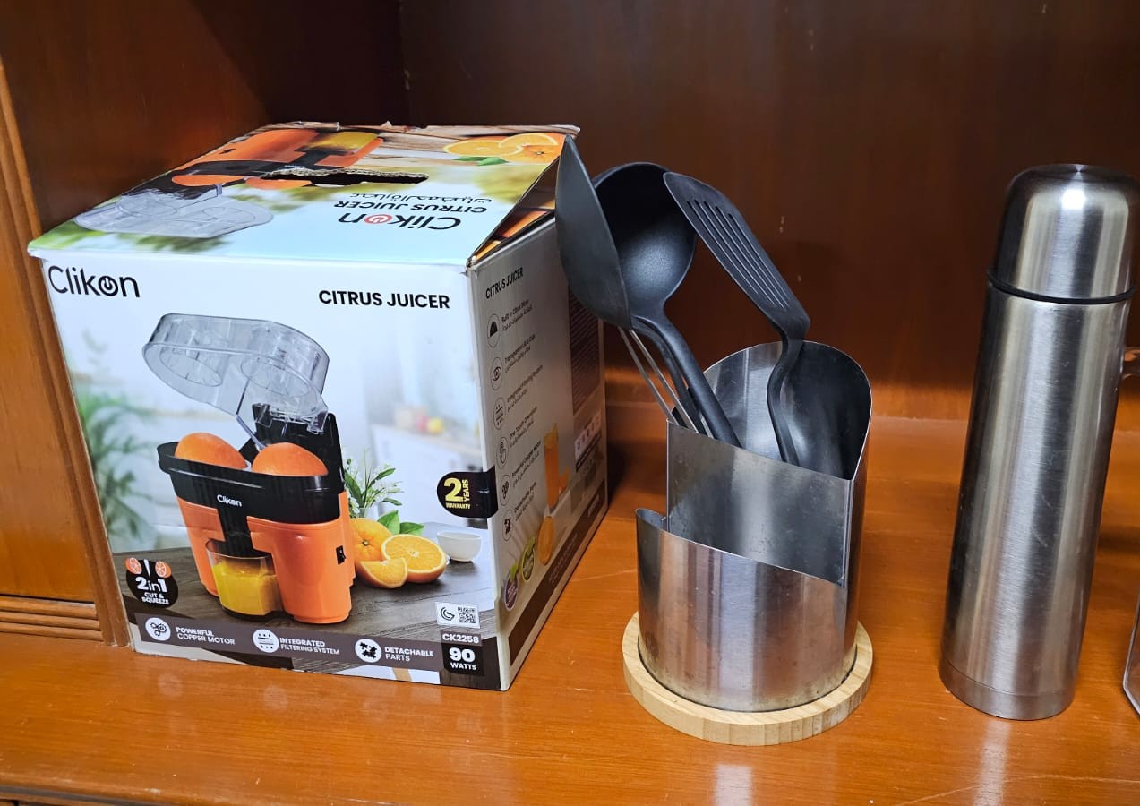 Juicer and some kitchenware - Image 1