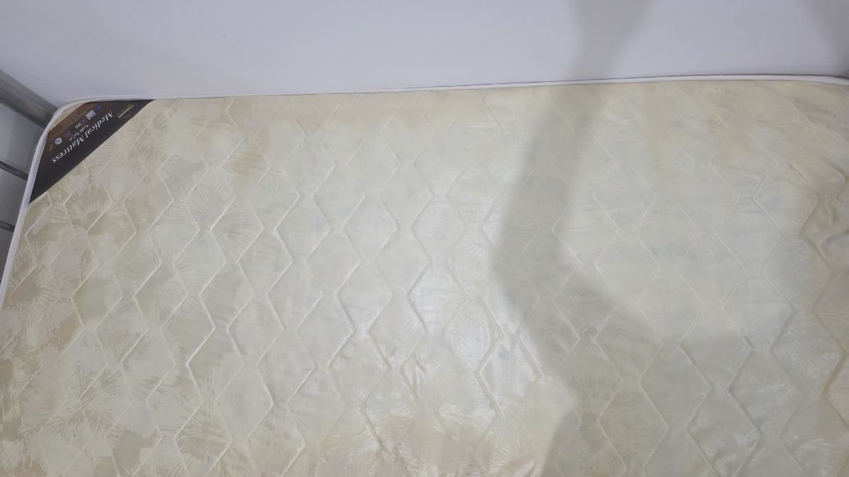 Bed wits mattress - Image 2