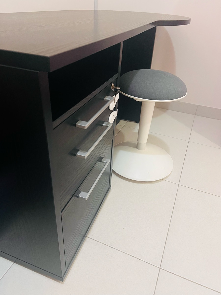 Desk with rotating chair - Image 2