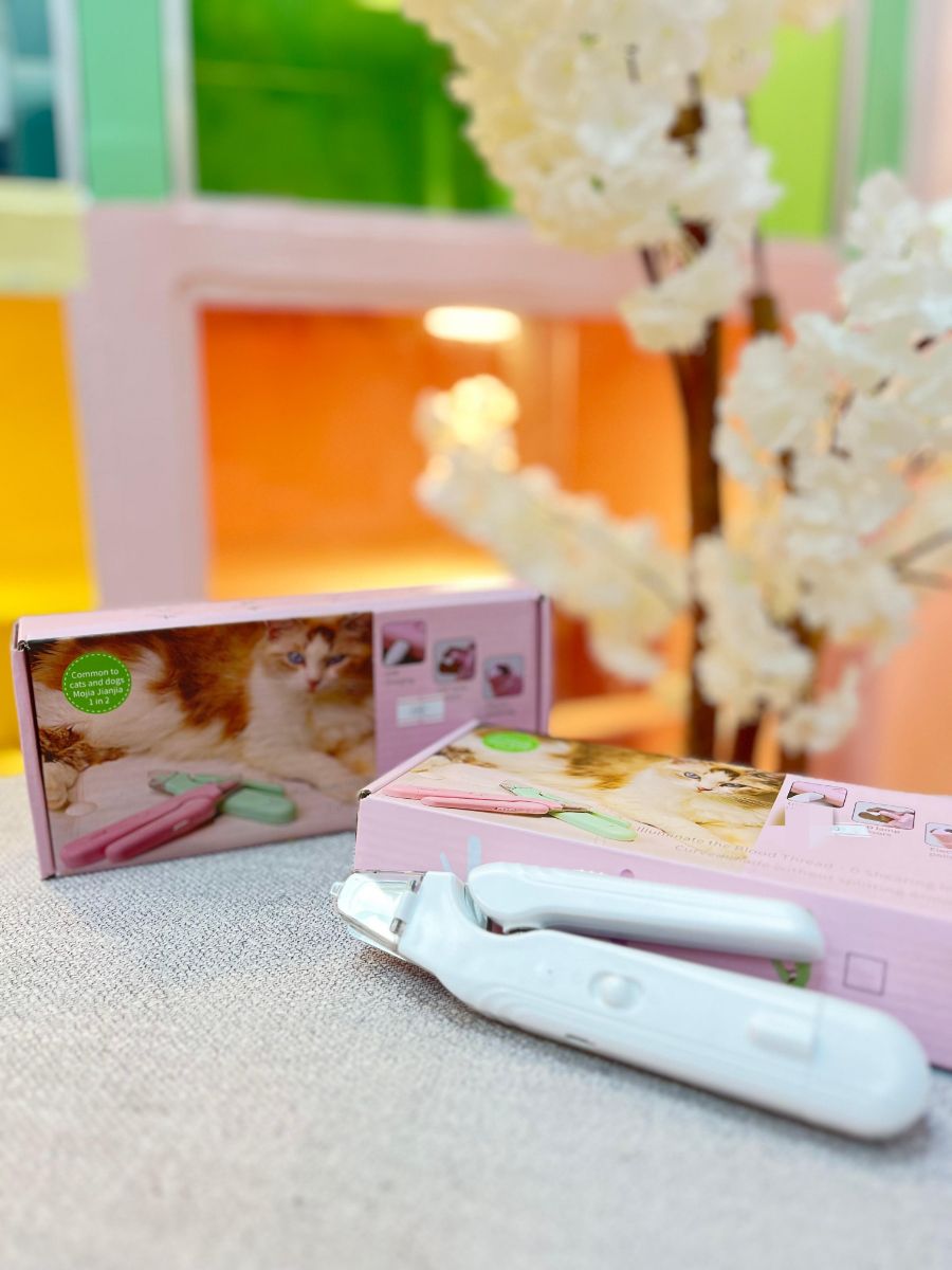 Pet LED Nail Clippers (2-in-1) - Image 1
