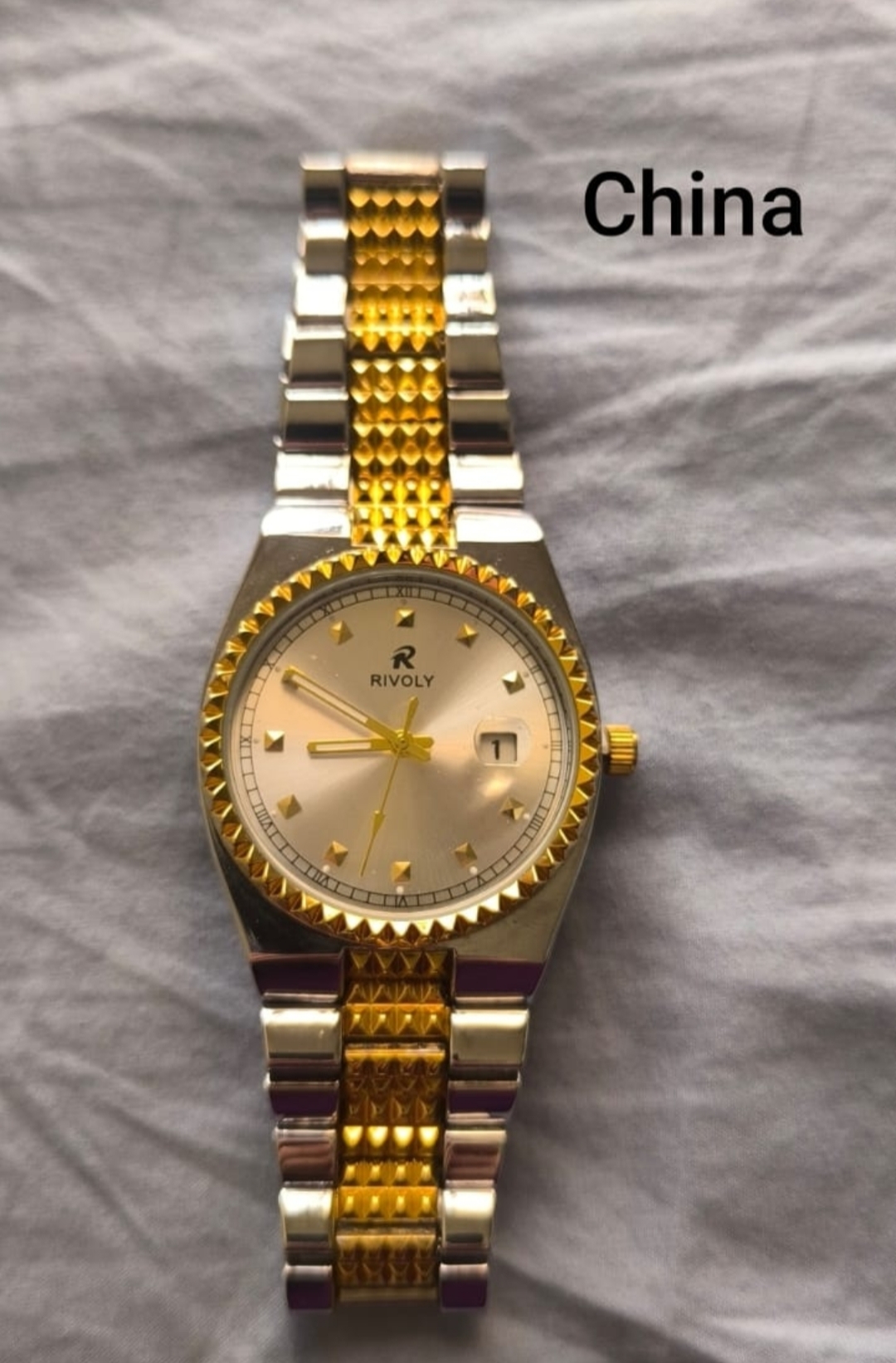 Men watch and women watch  - Image 6