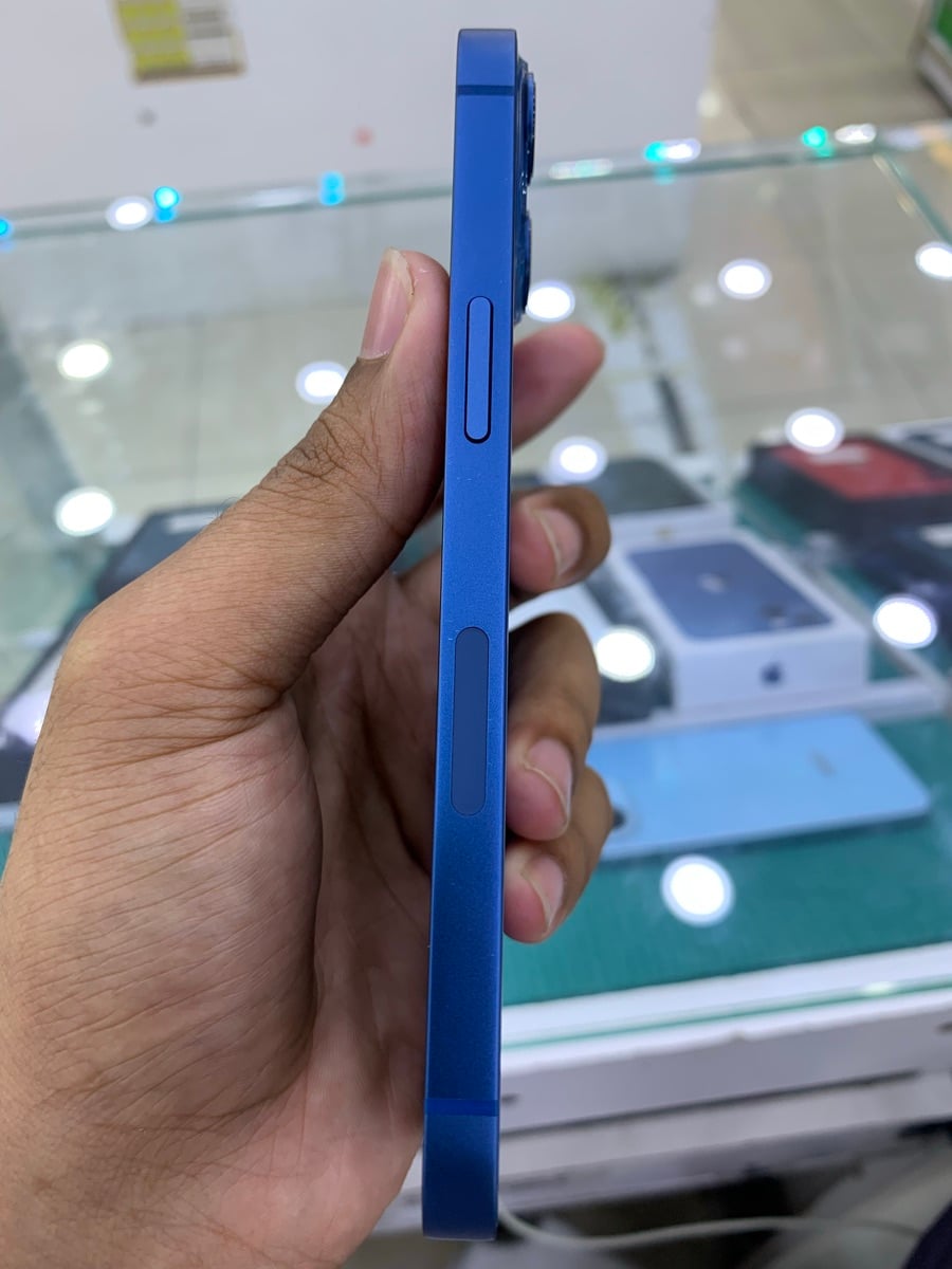 iPhone 13 - Image 2