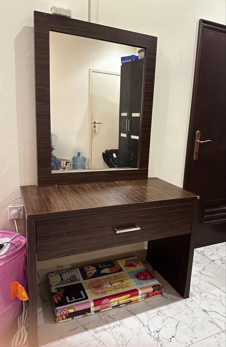 Dressing table - Image 1