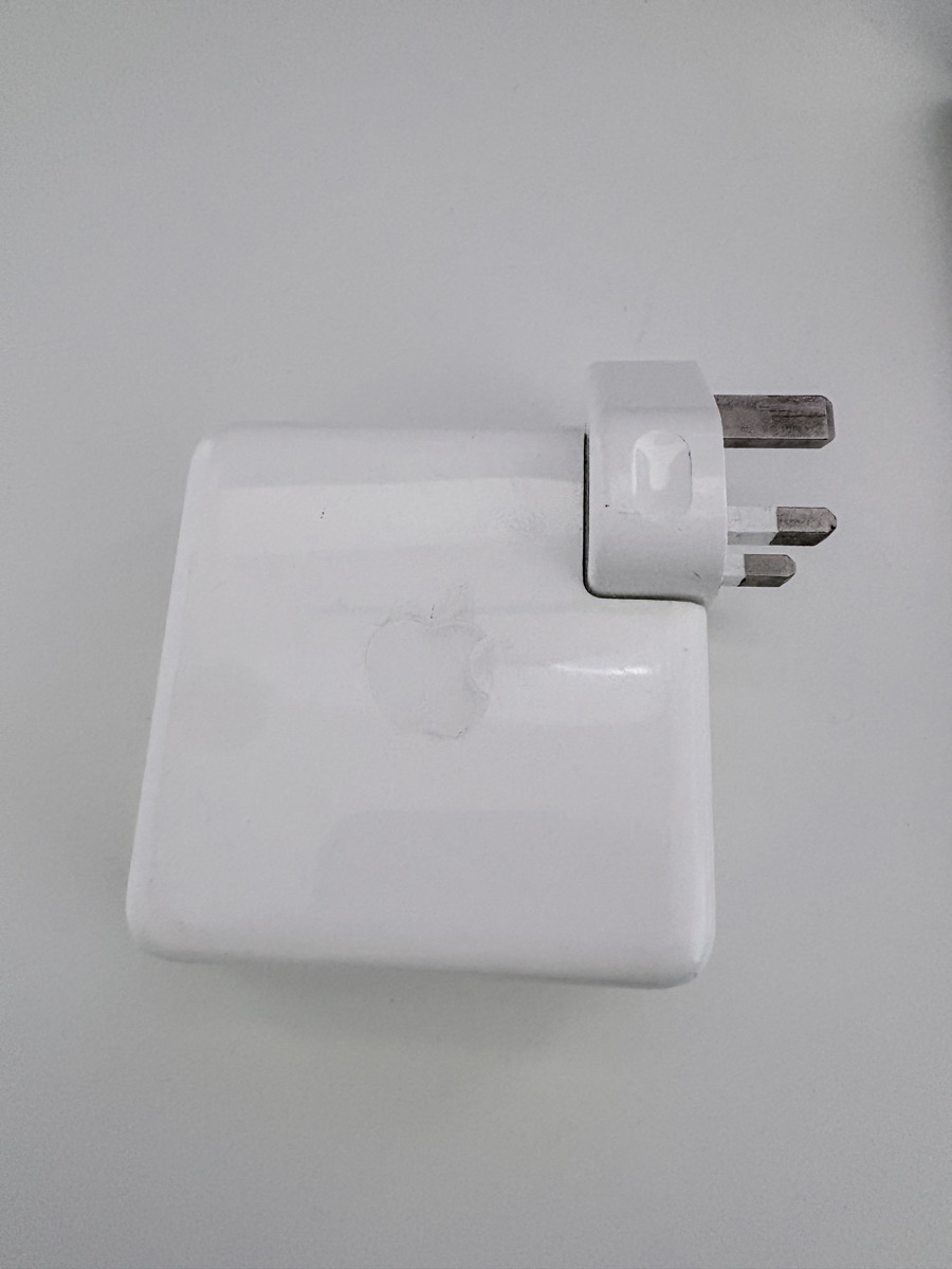 PERFECT! 13-inch MacBook Pro (2020), 1TB, i5, 16GB, 188 battery cycles - Image 3