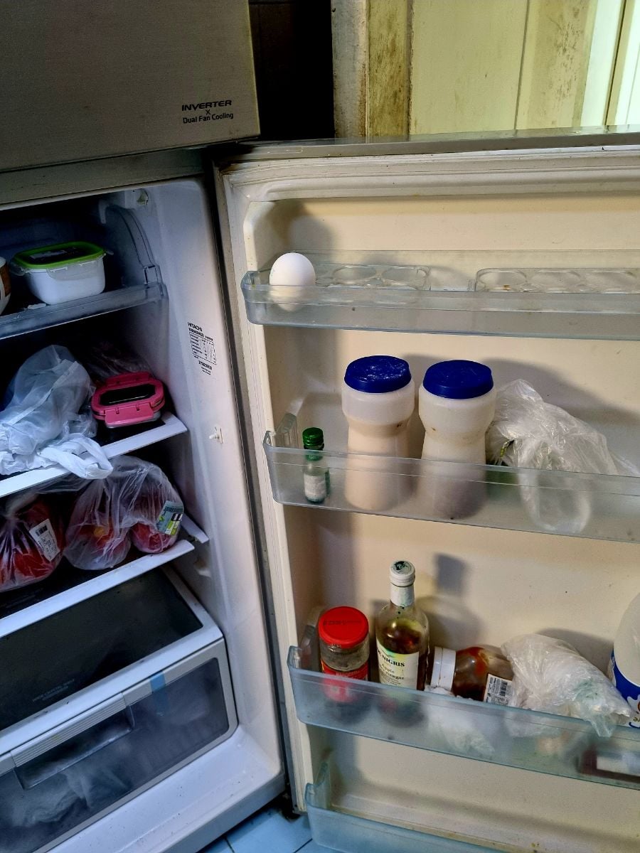 Hitach refrigerator+ wooden dining table(with 3 chairs)+ utensil stacker all for 500 QR - Image 2