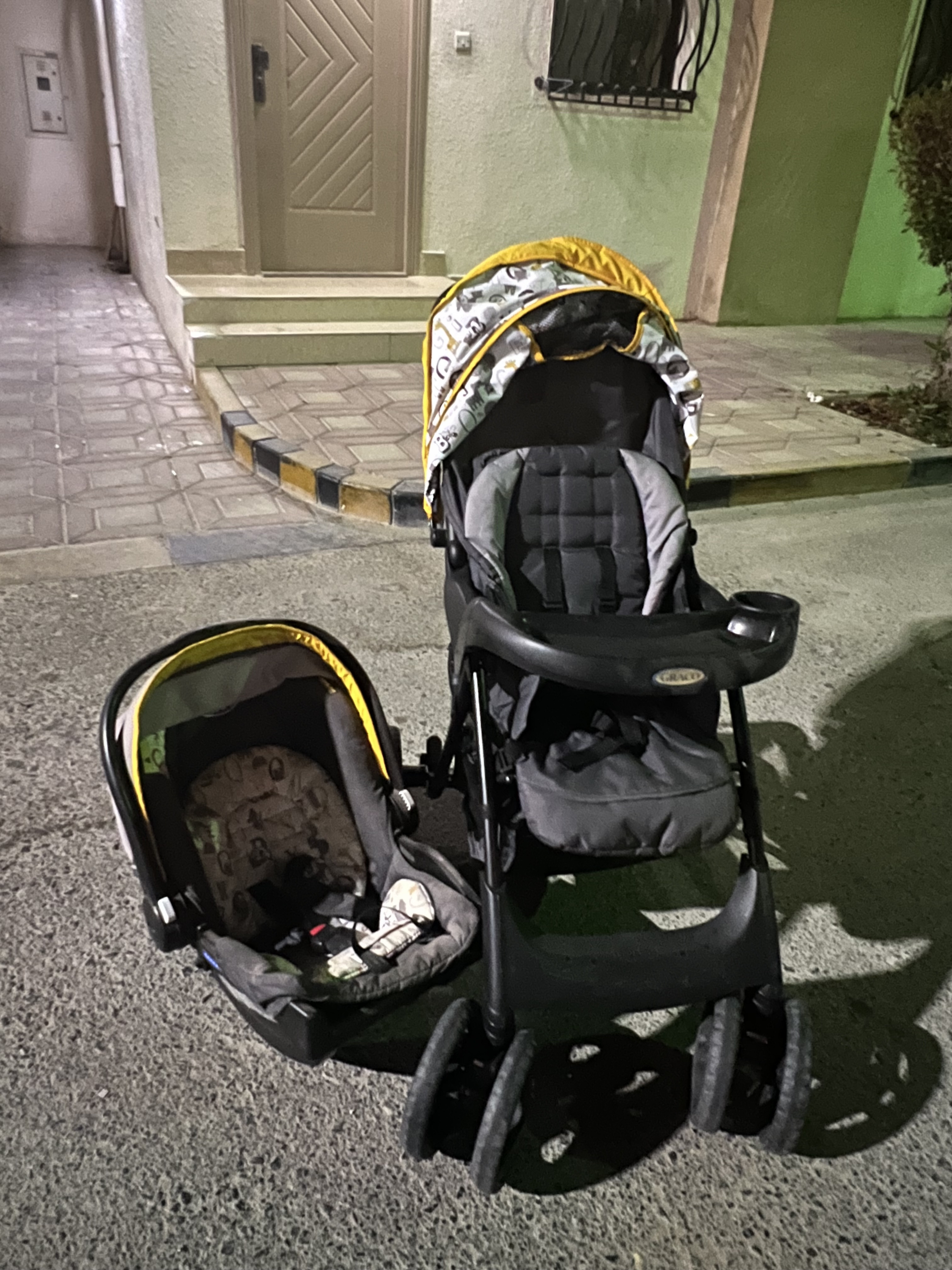 Graco Stroller and car seat (attachable) ,bouncer ,Giggles bed almost new . IKEA Baby bathtub and CentrePoint Bathing chair. All minimum used  - Image 2