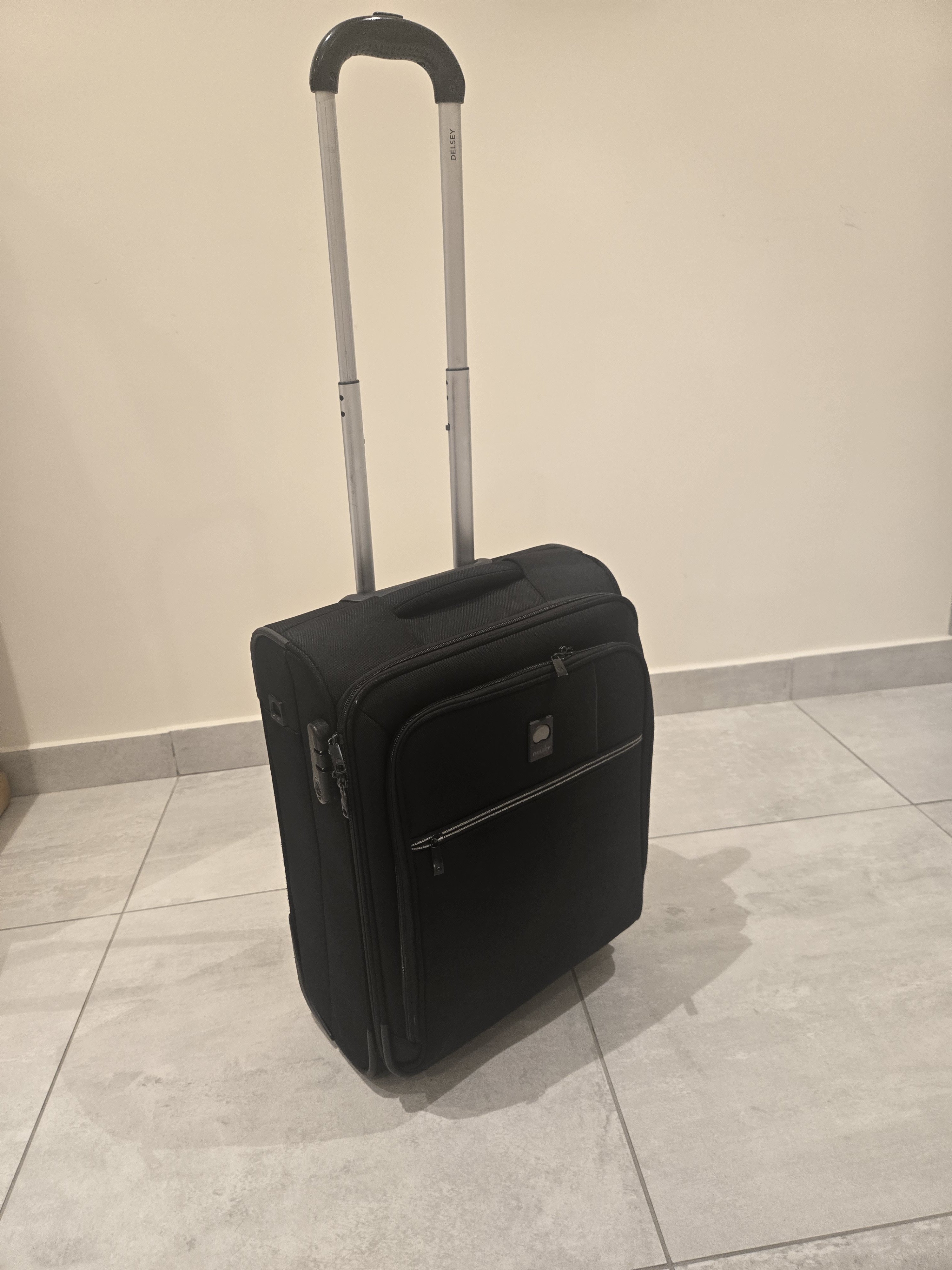 Perfect condition Cabin Trolley/Travel luggage on sale - Image 3