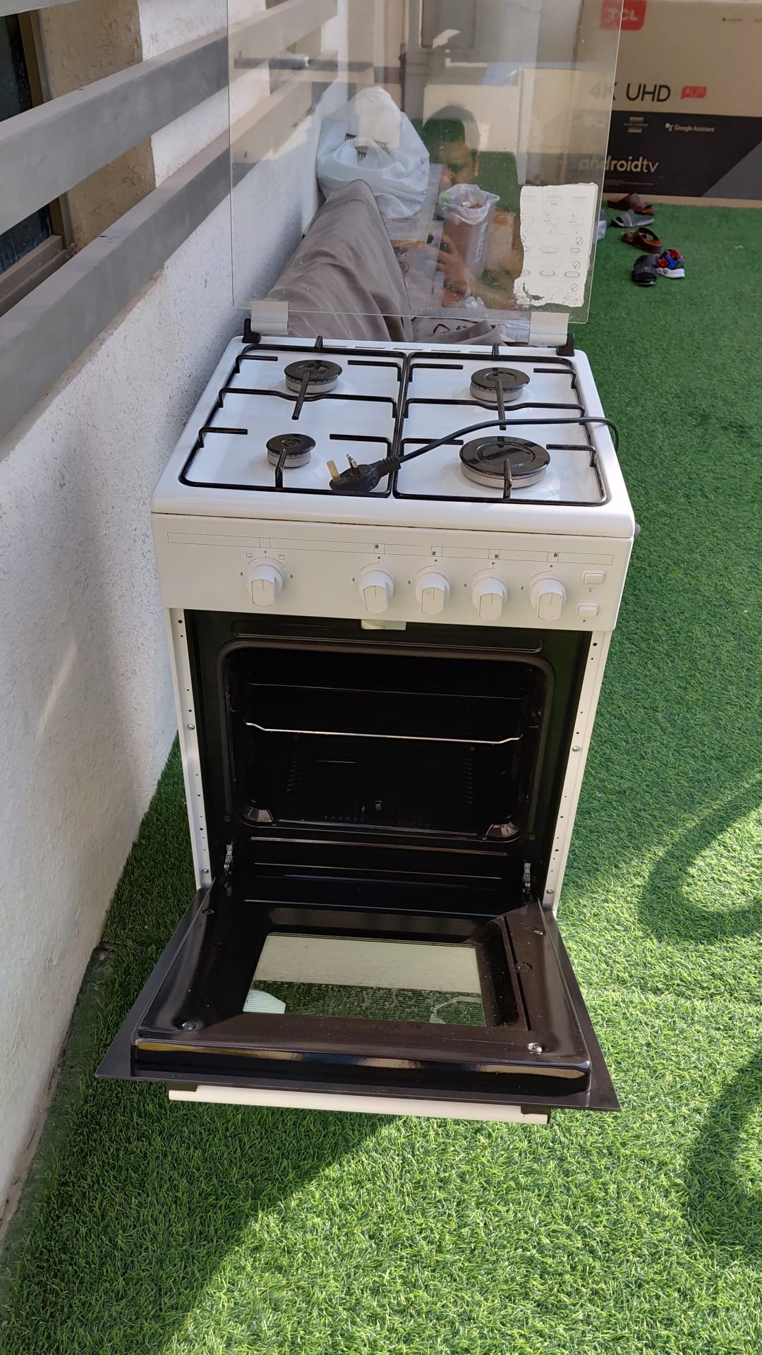 White Gas Stove with Oven in Very Good Condition - Image 2