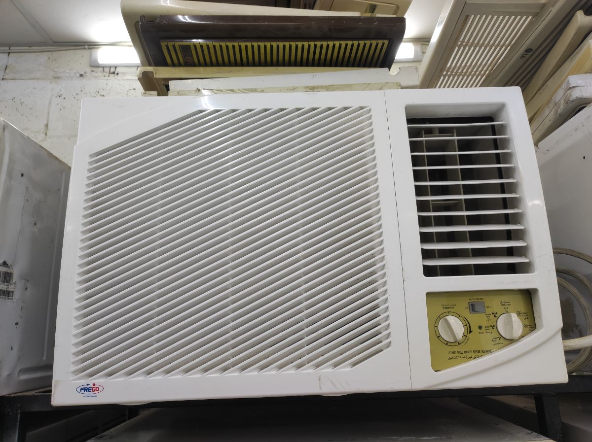 Window ac for sale good conditions delivery fixing available - Image 4