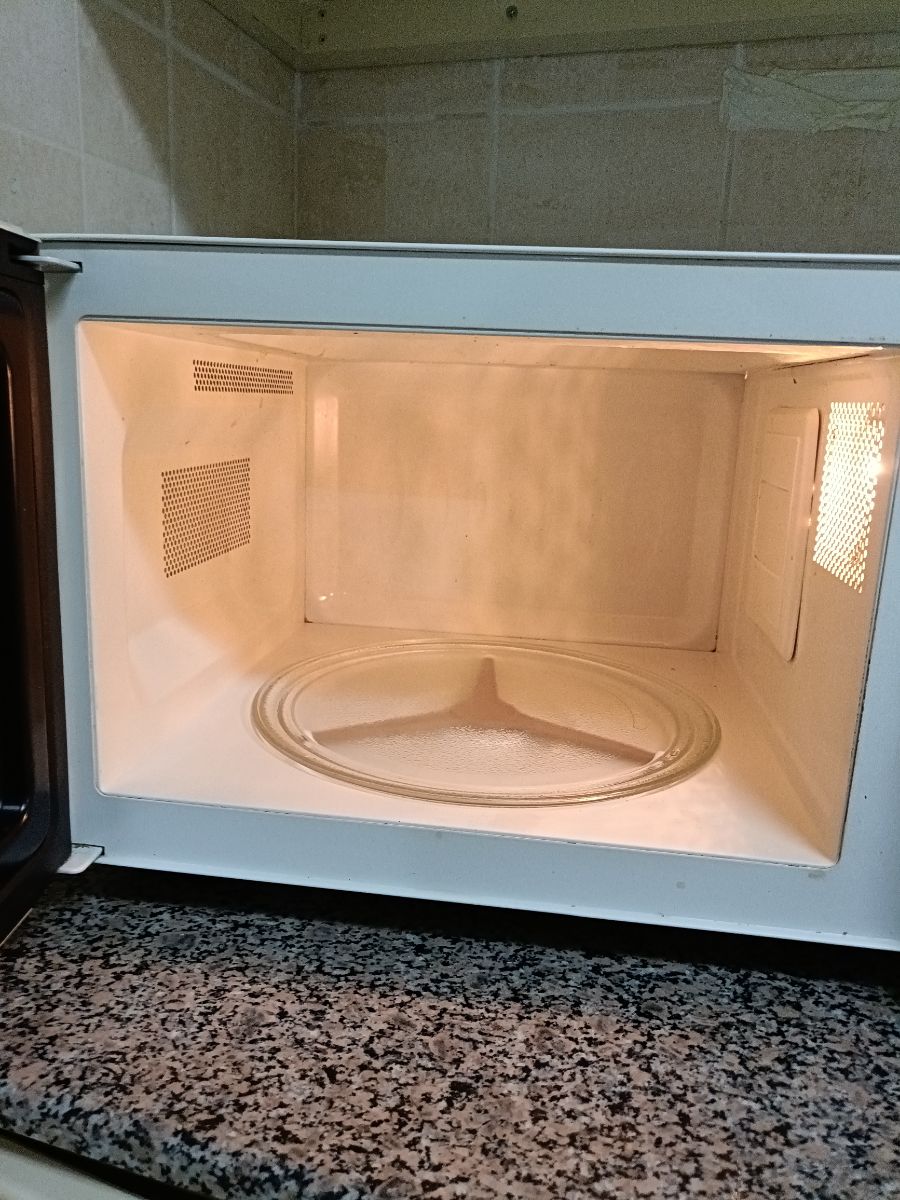 lG Microwave - Image 4