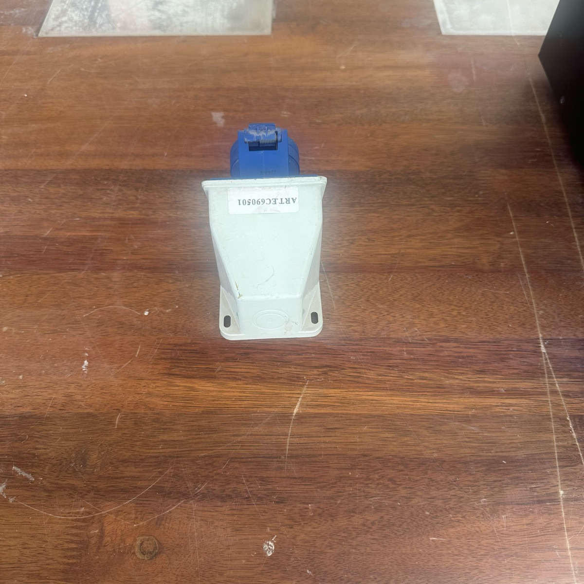 Industrial Socket - Wallmount - مقبس صناعي - مثبت على الحائط - Image 2