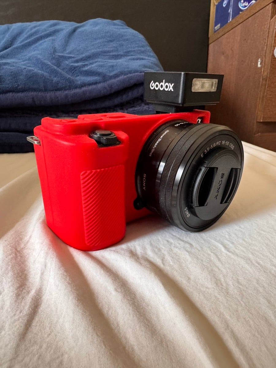 Sony ZV-E10 Mirrorless Camera – QAR 2,500 (Bundle Deal) - Image 2