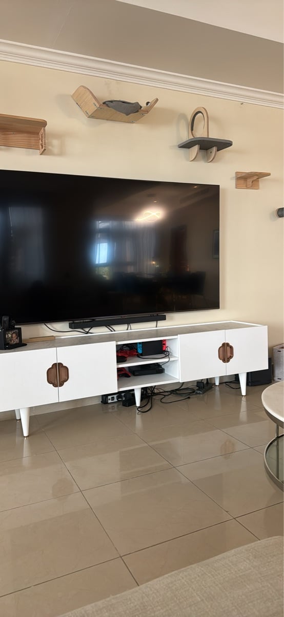 82‑inch 4K UHD smart TV LG -, with stand, remote and wall bracket - Image 1