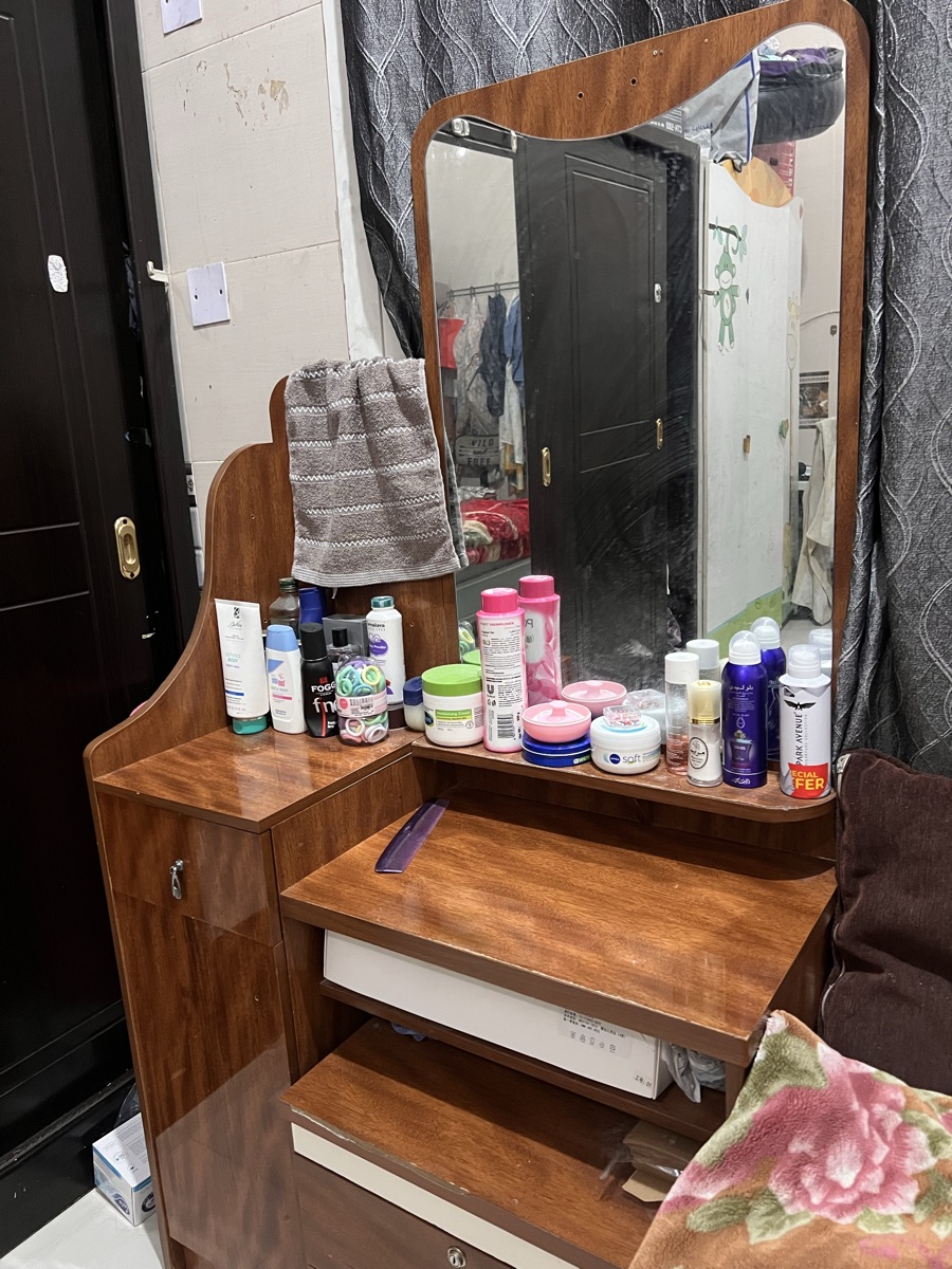 Bed & dressing table - Image 2