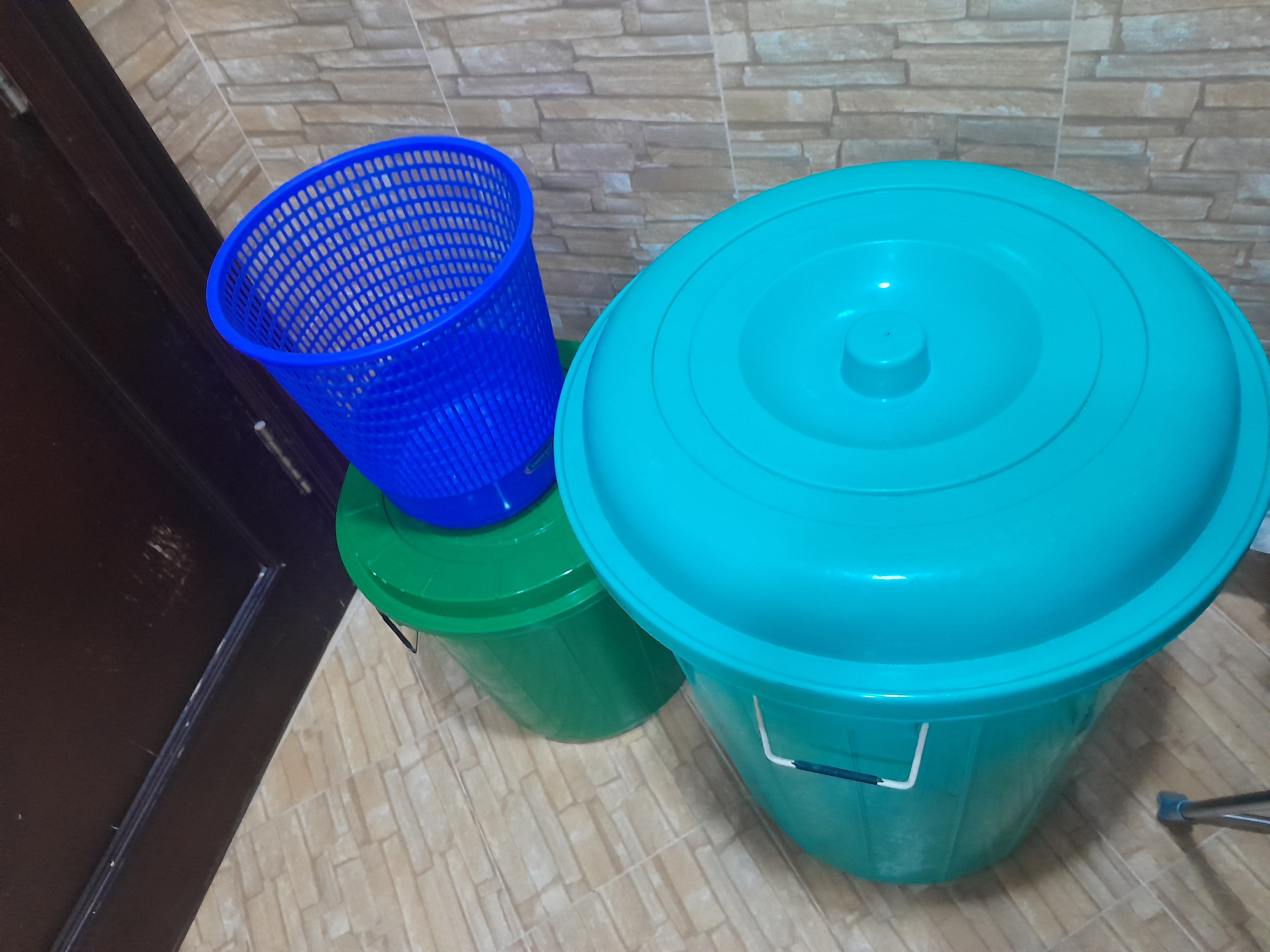 Laundry items,4pcs Containers(S/M/L), Ironing board, Clothes rack and 2 waste bins - Image 2