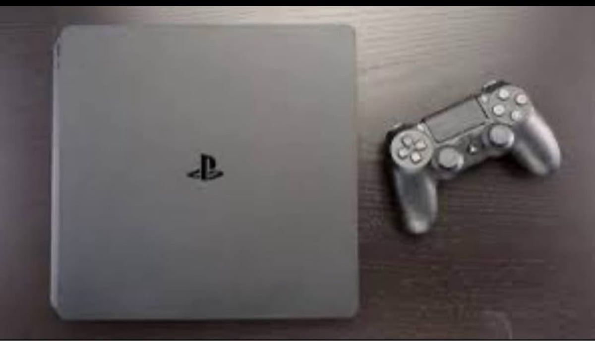 PS4 slim 1tb with game - Image 1